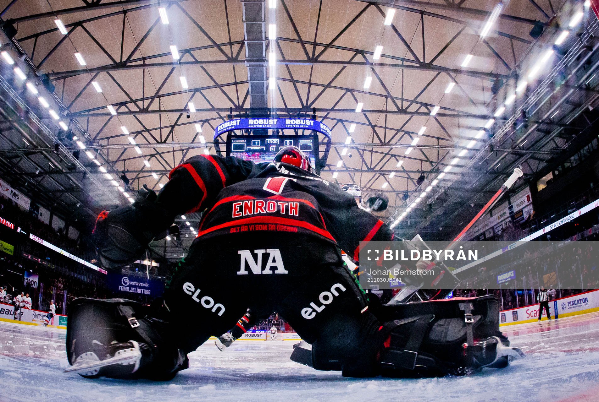 Växjös Emil Forslund gör 1-1 på Örebros målvakt