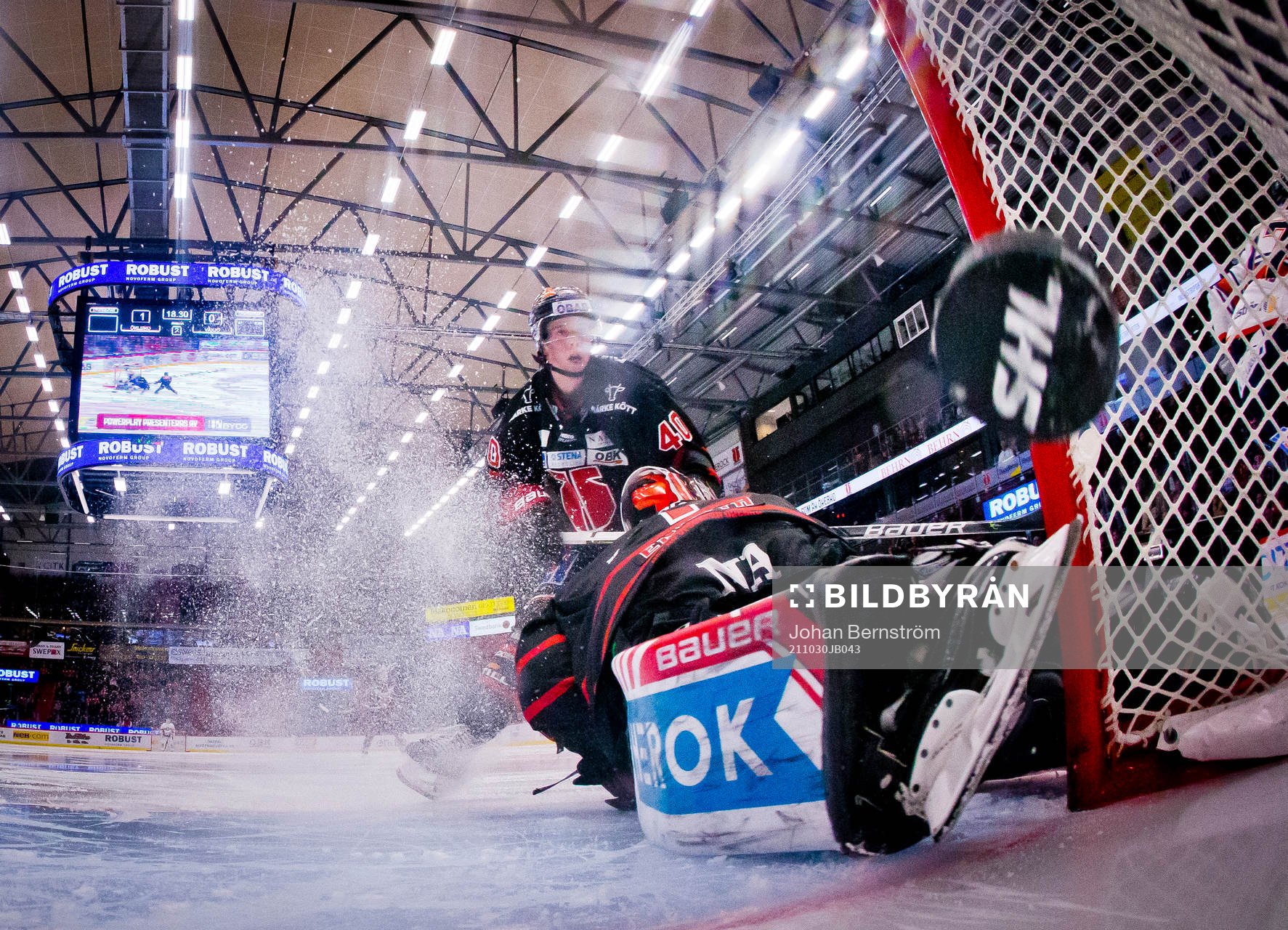 Växjös Emil Forslund gör 1-1 på Örebros målvakt