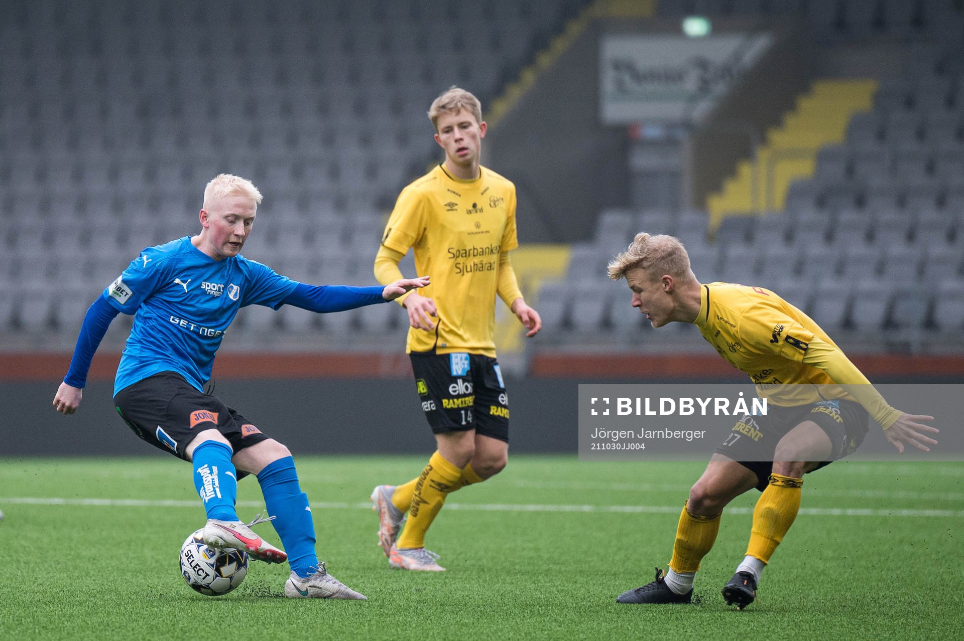Halmstads Pontus Carlsson och Elfsborgs Otto Vallentin under fotbollsmatchen i P19 Allsvenskan södra mellan Elfsborg och Halmstad den 30 oktober 2021 i Borås.