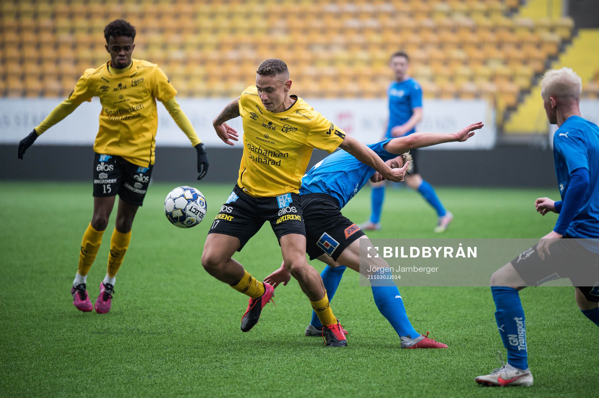 Elfsborgs Theo Lind under fotbollsmatchen i P19 Allsvenskan södra mellan Elfsborg och Halmstad den 30 oktober 2021 i Borås. 