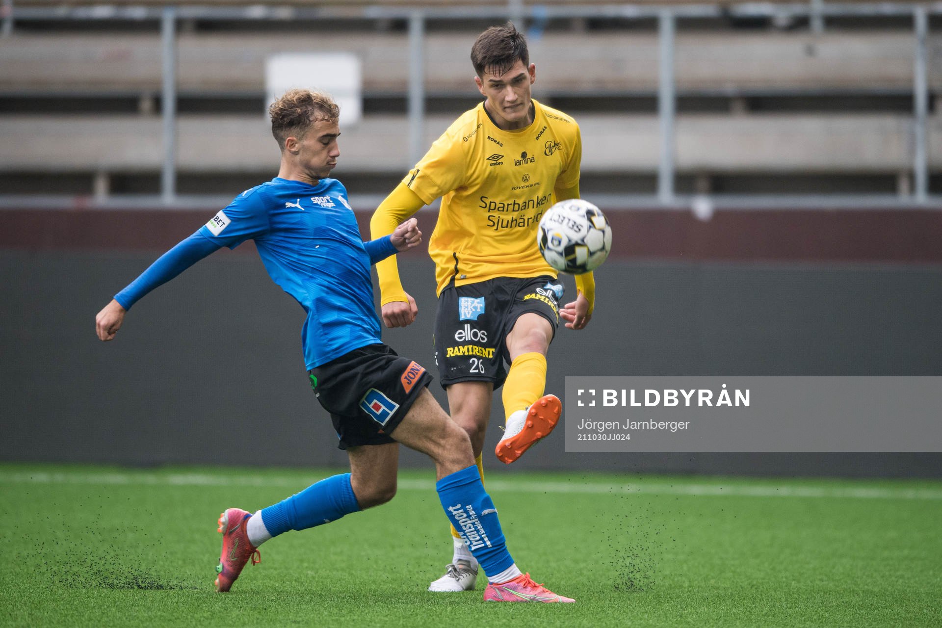 Halmstads Lorent Mehmeti och Elfsborgs Amer Jusic under fotbollsmatchen i P19 Allsvenskan södra mellan Elfsborg och Halmstad den 30 oktober 2021 i Borås. 