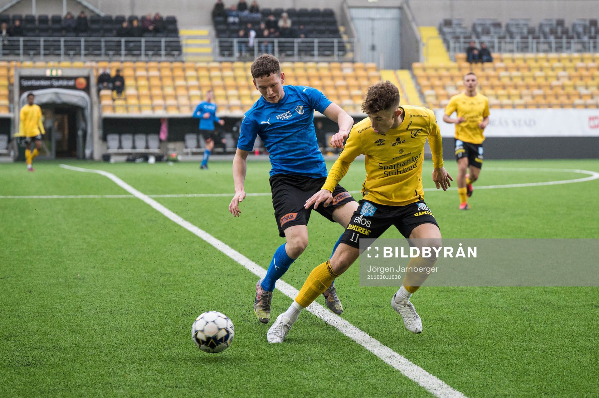 Elfsborgs Isaac Antonsson och Halmstads Hugo Neborg under fotbollsmatchen i P19 Allsvenskan södra mellan Elfsborg och Halmstad den 30 oktober 2021 i Borås.