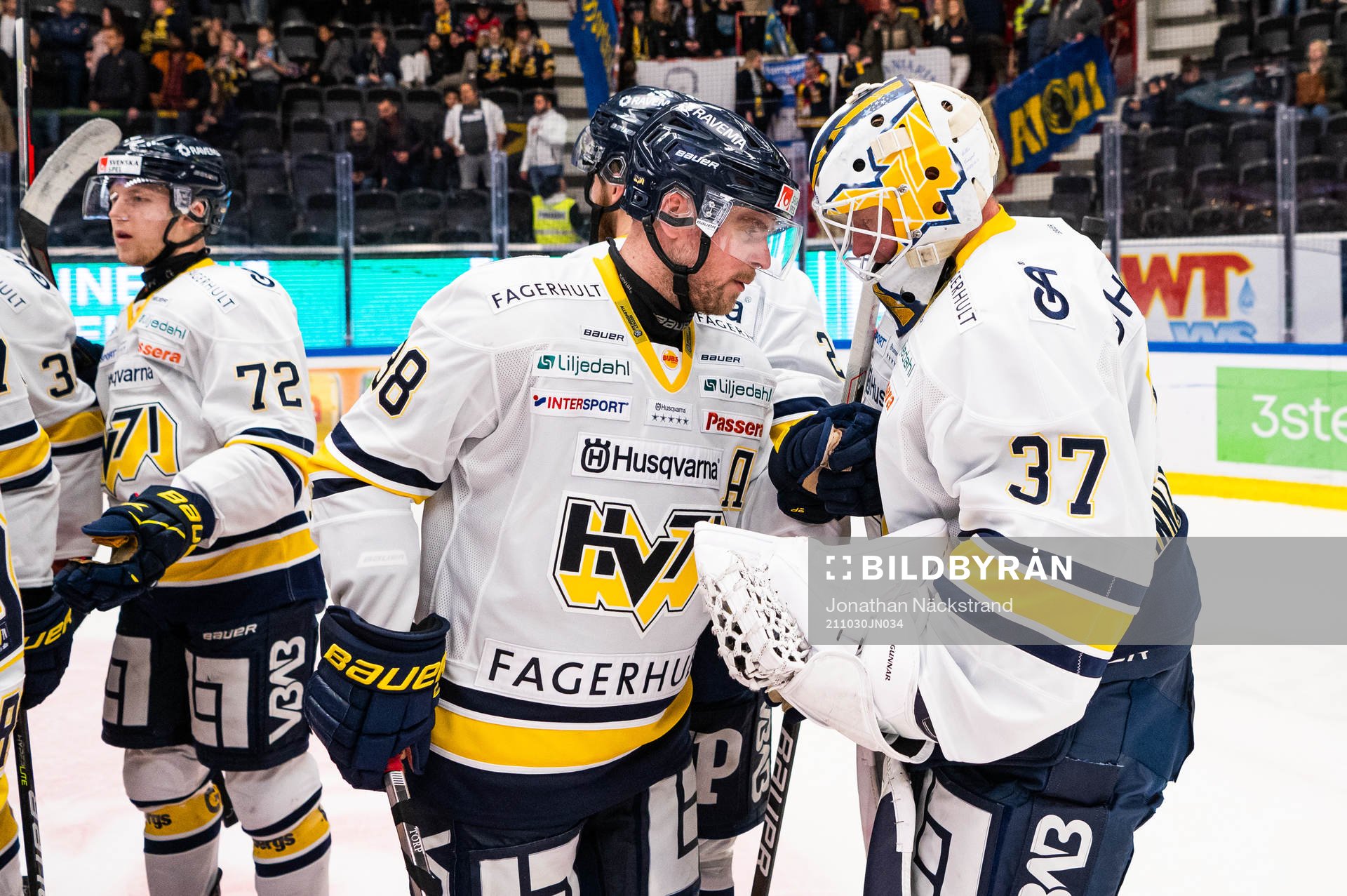 s Nichlas Torp och målvakt Jonas Gunnarsson jublar