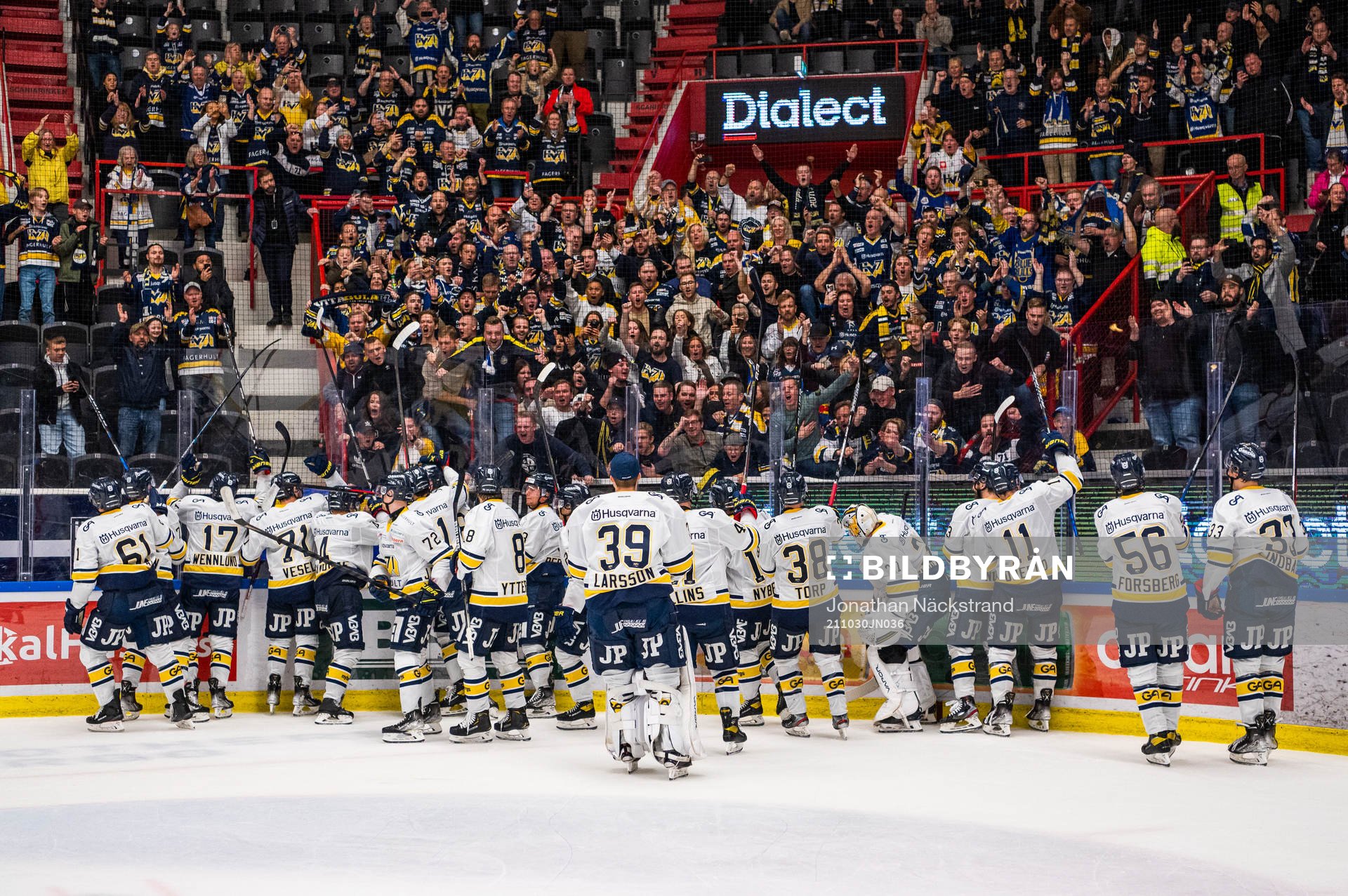 s spelare jublar med supportrar