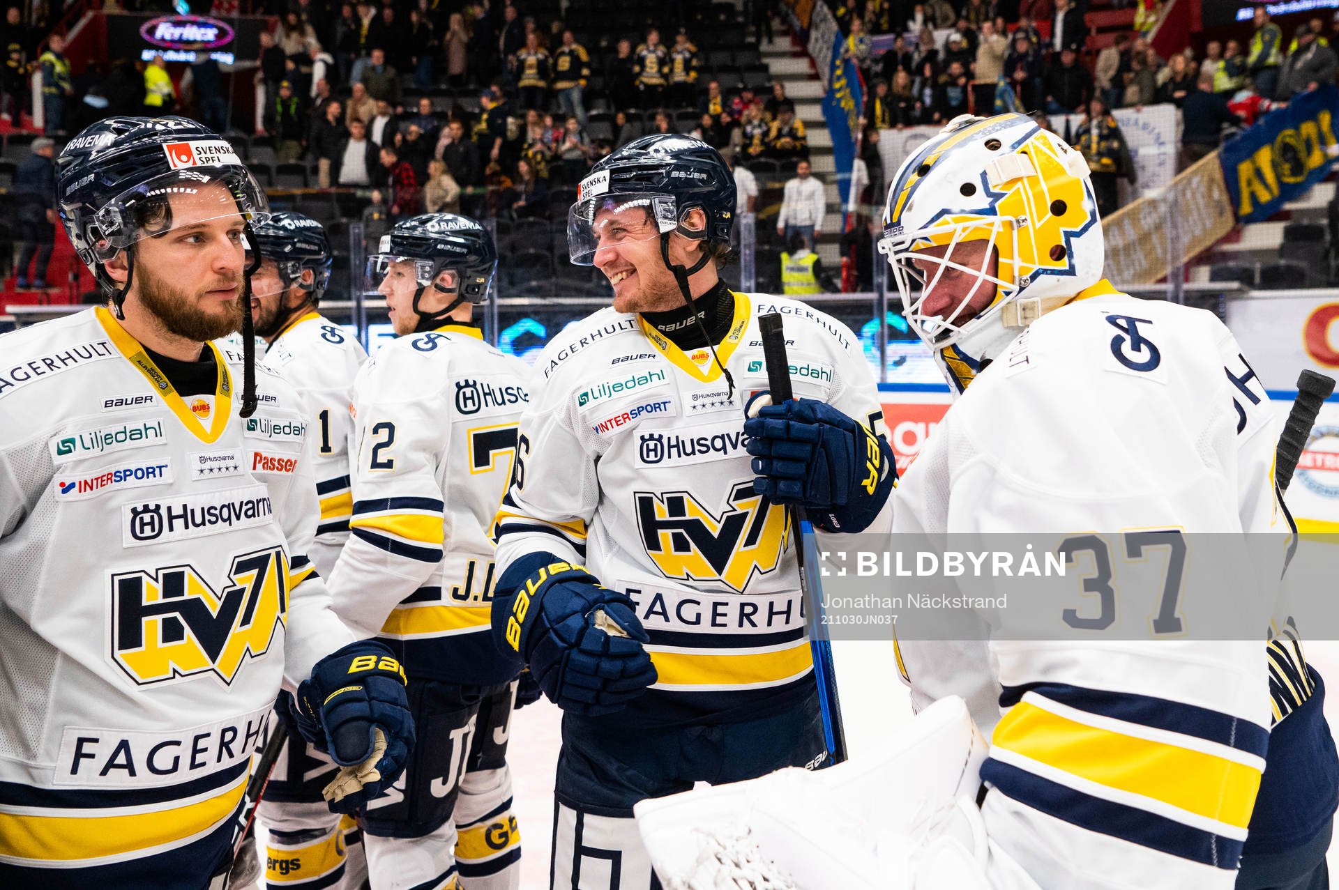 s Fredrik Forsberg (m) jublar med målvakt Jonas Gunnarsson