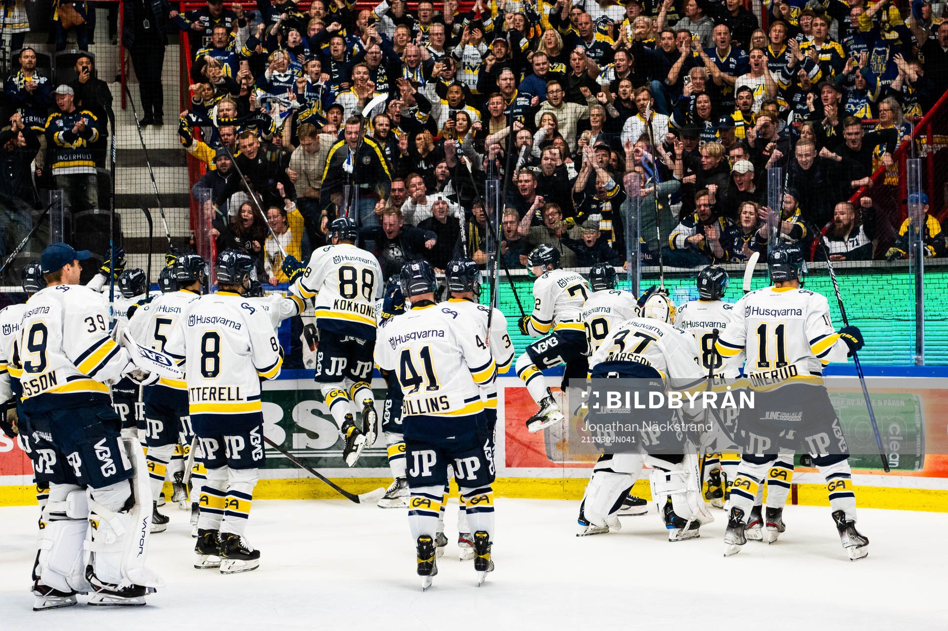 s spelare jublar med supportrar