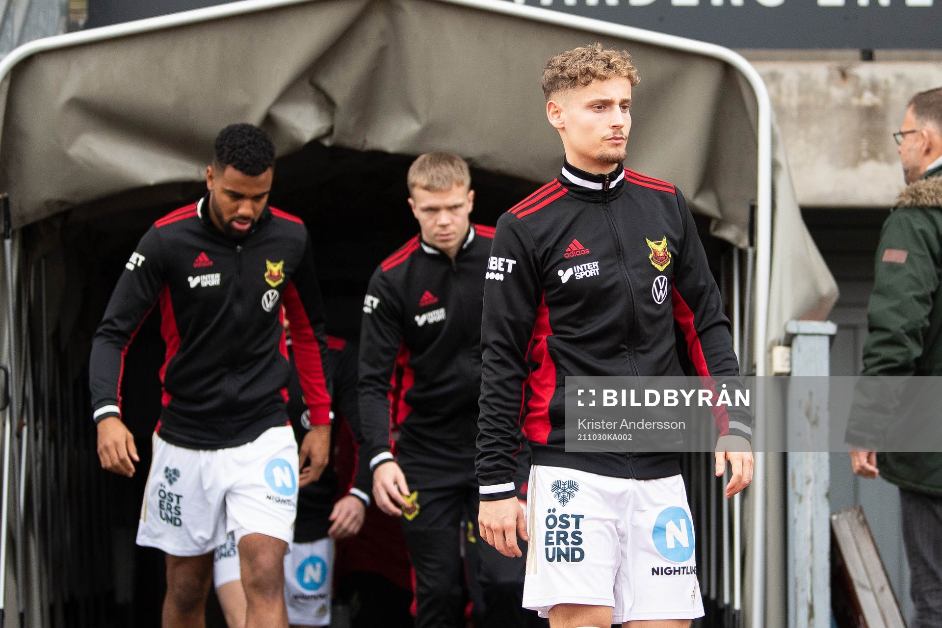 Östersunds spelare på väg in före fotbollsmatchen i