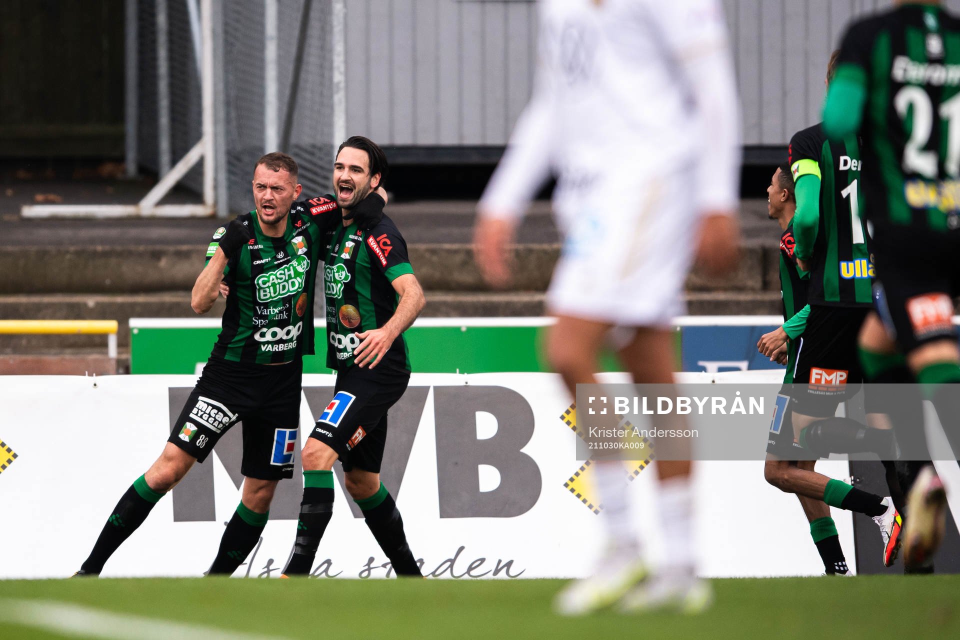 Varbergs Luke le Roux och Oliver Stanisic jublar