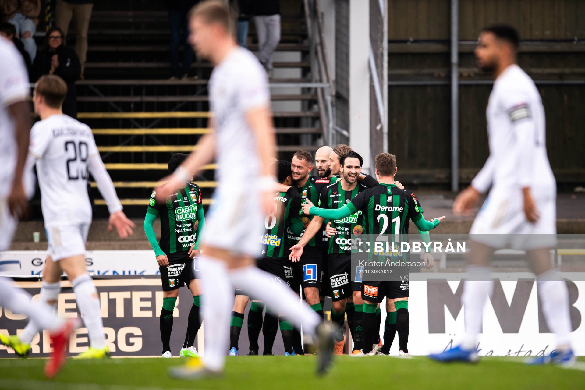 Varbergs Oliver Stanisic jublar med lagkamrater