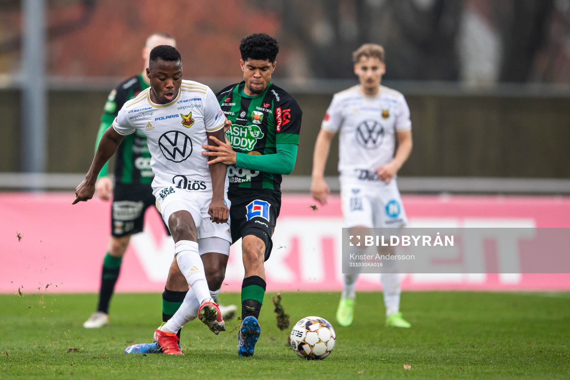 Östersunds Patrick Kpozo och Varbergs Luke le Roux