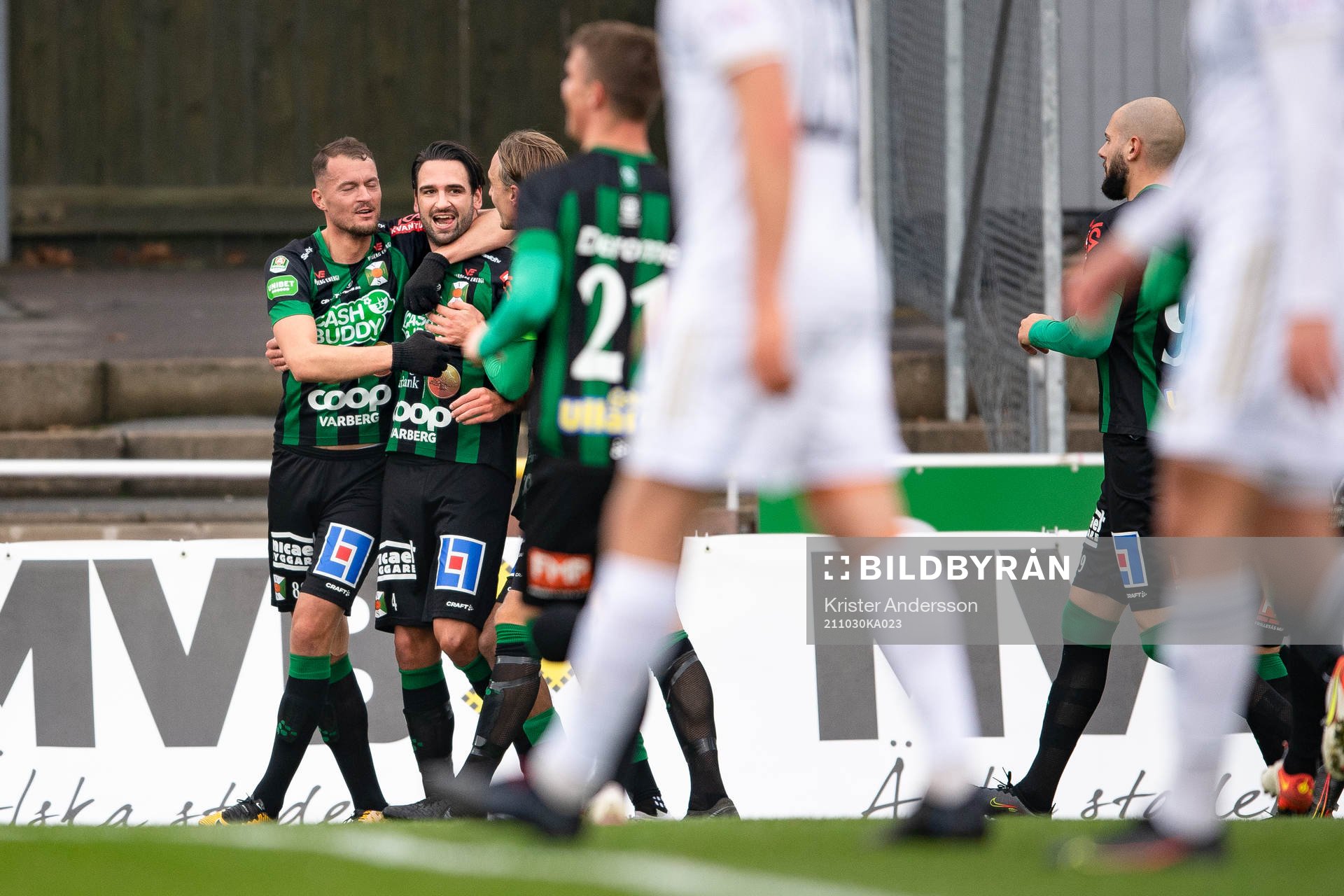 Varbergs Oliver Stanisic jublar med laget