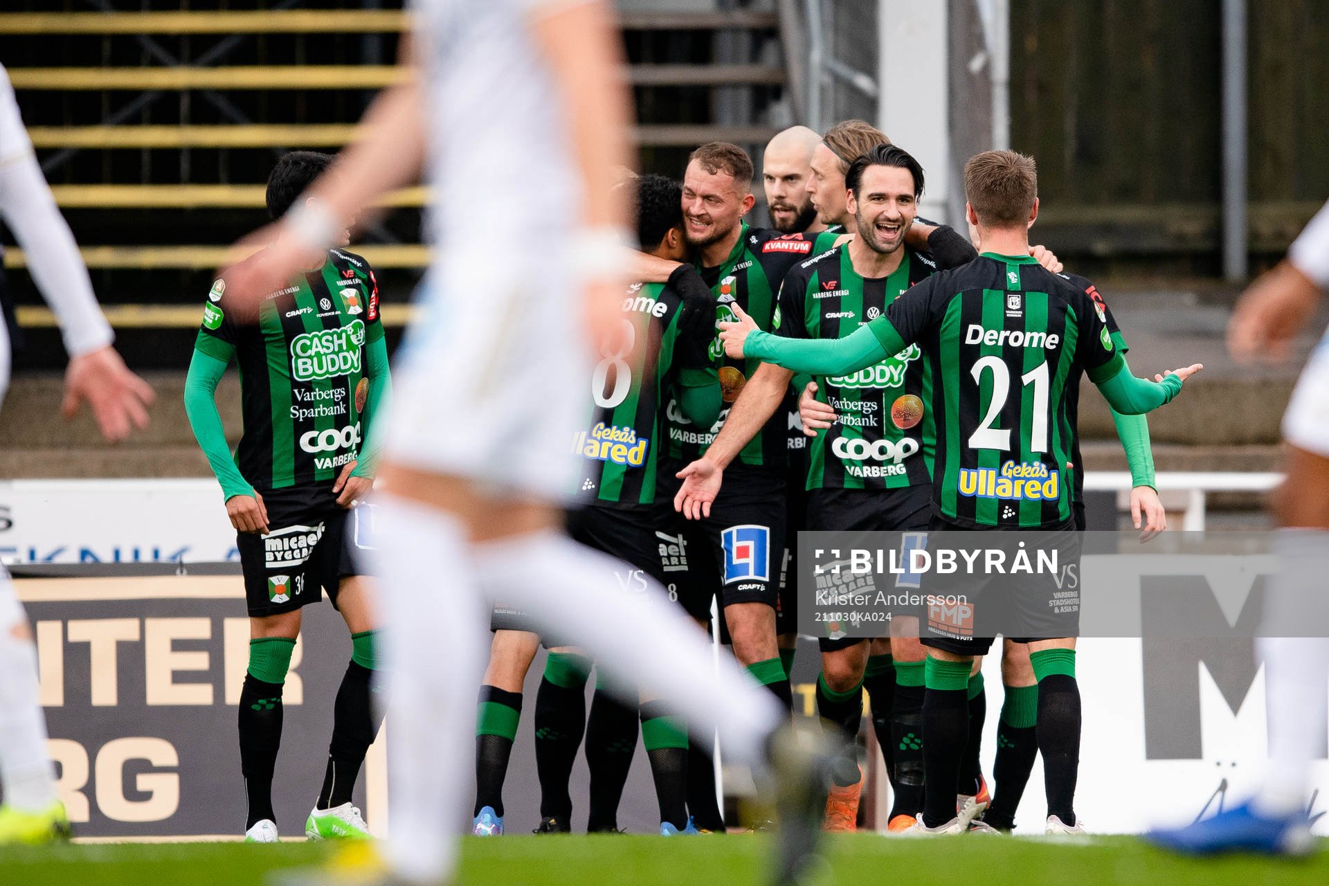 Varbergs Oliver Stanisic jublar med laget