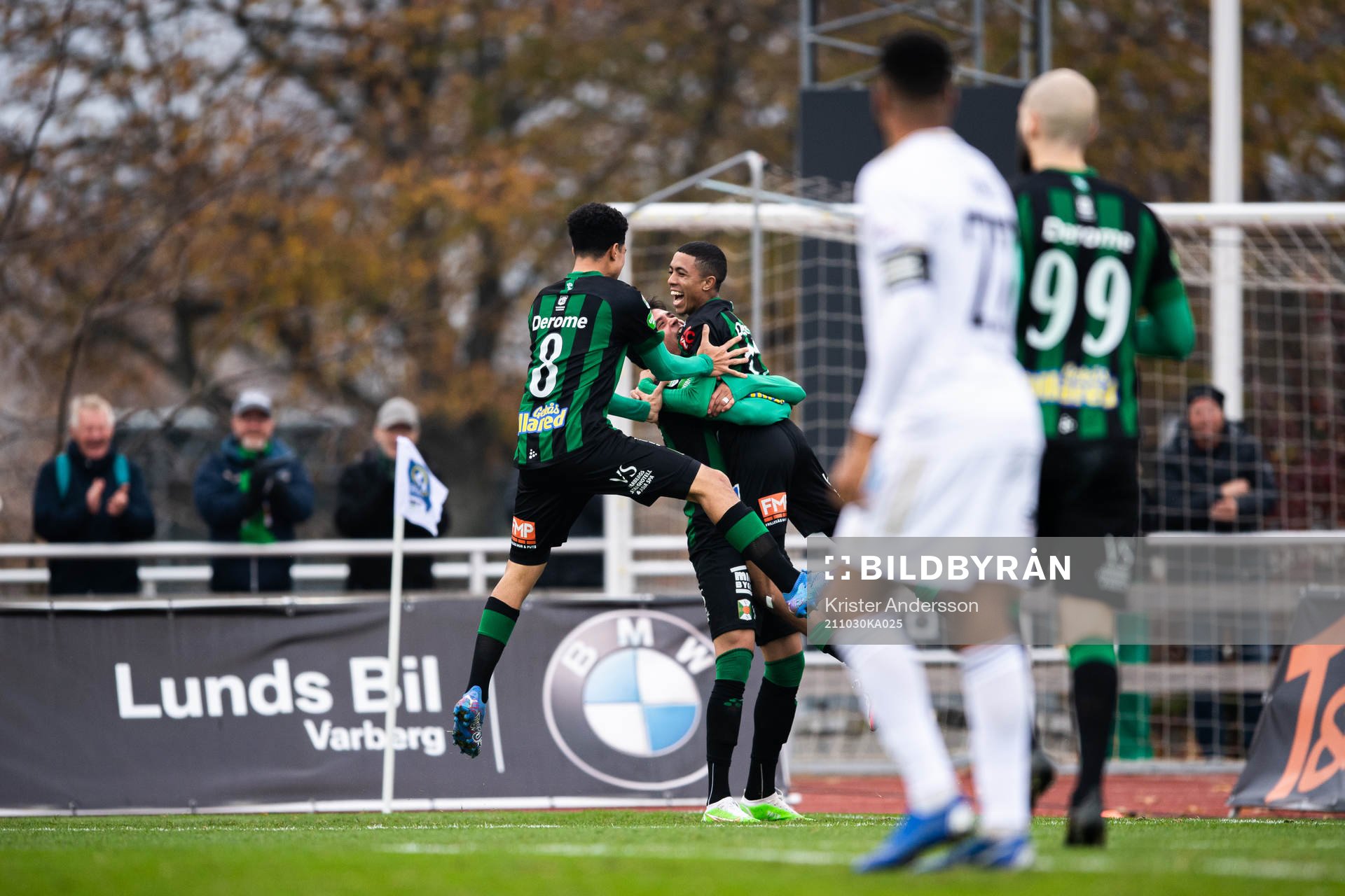 Varbergs Tashreeq Matthews jublar efter 2-0 under fotbollsmatchen i Allsvenskan mellan Varberg och Östersund den 30 oktober 2021 i Varberg. 