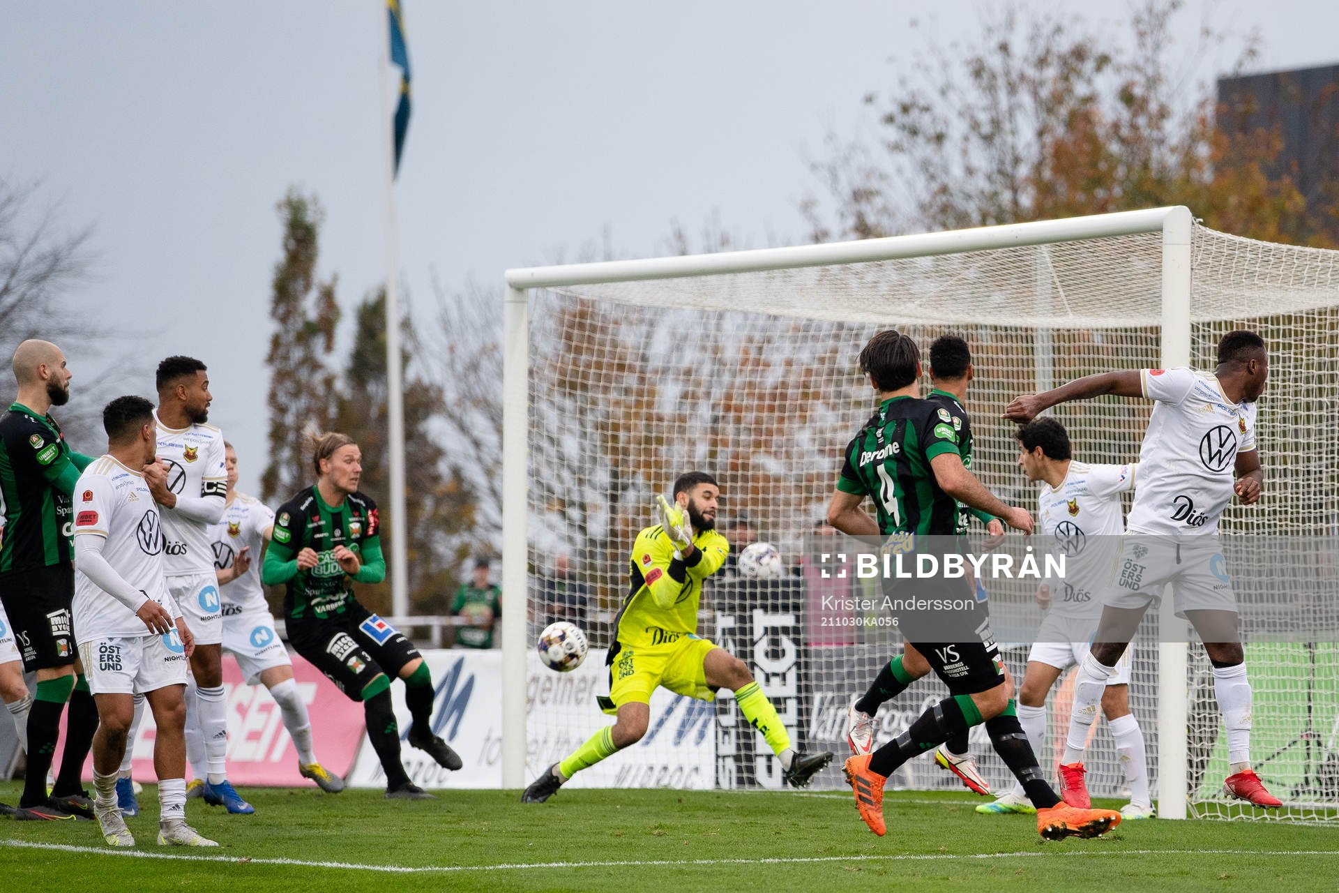 Östersunds målvakt Sixten Mohlin med en räddning