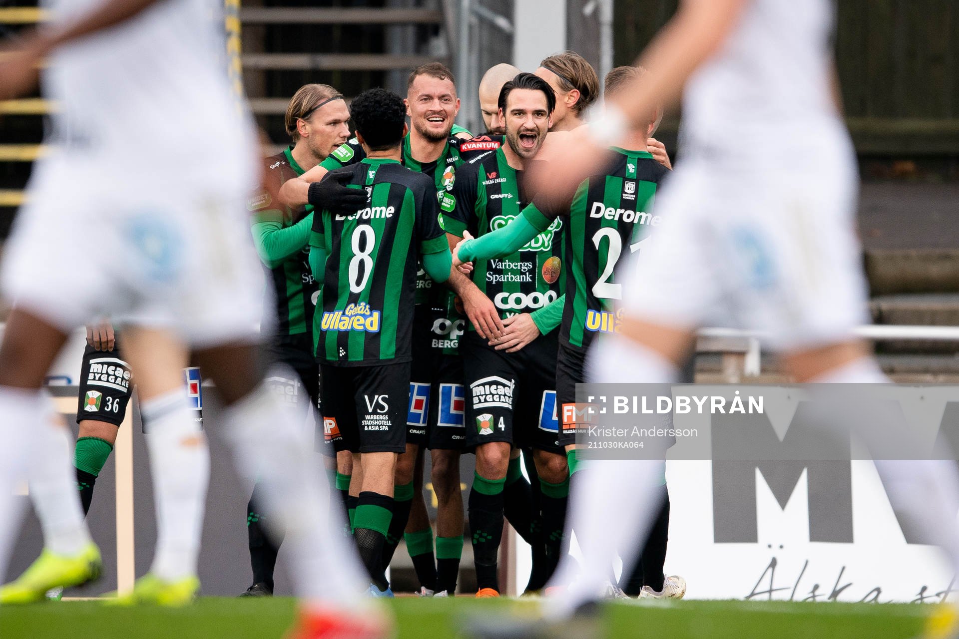 Varbergs Oliver Stanisic jublar med laget