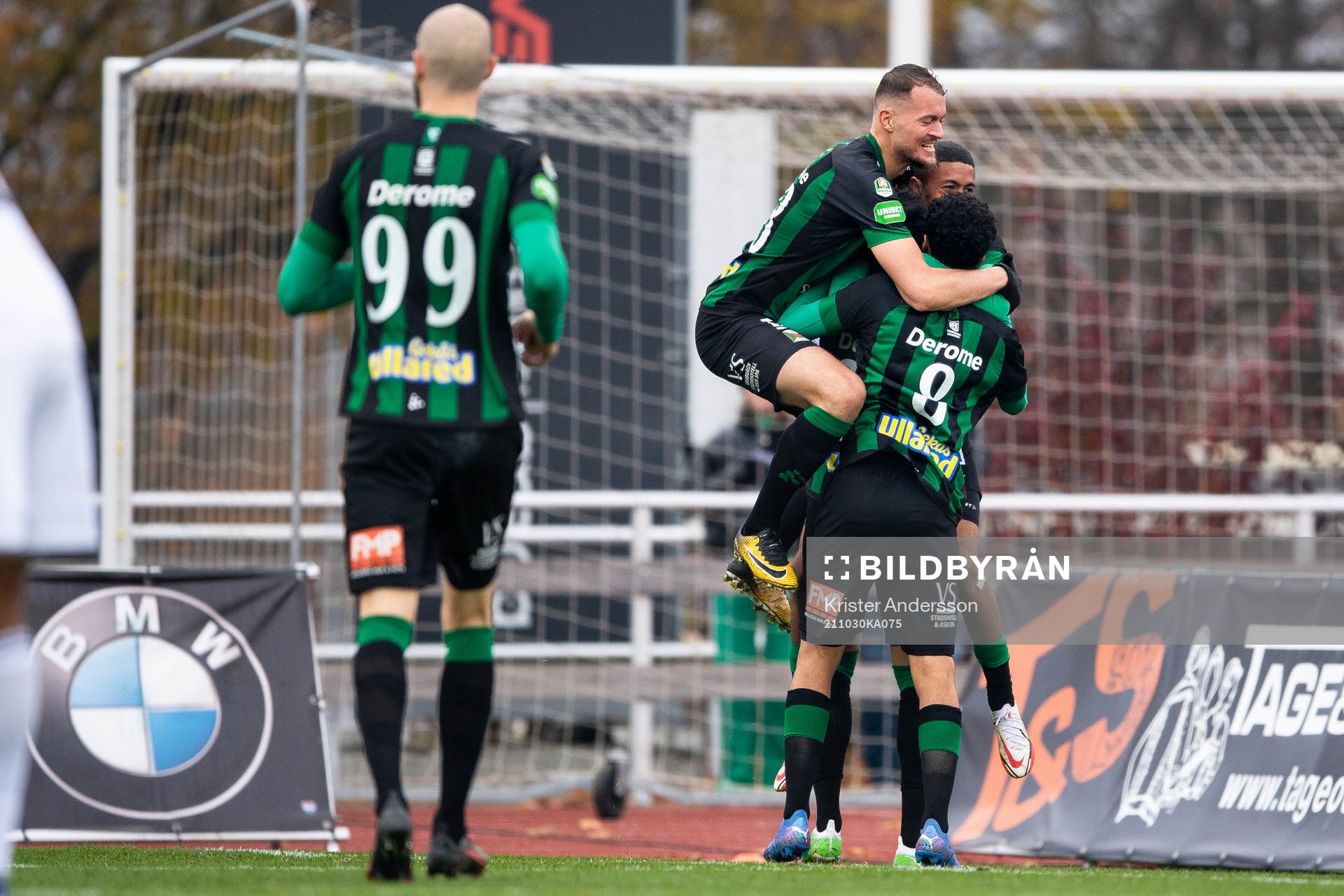 Varbergs spelare jublar efter 2-0 av Tashreeq Matthews under fotbollsmatchen i Allsvenskan mellan Varberg och Östersund den 30 oktober 2021 i Varberg.