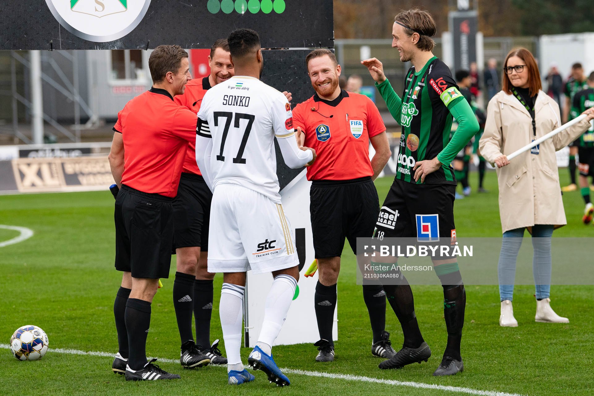 Slantsingling före fotbollsmatchen i Allsvenskan mellan
