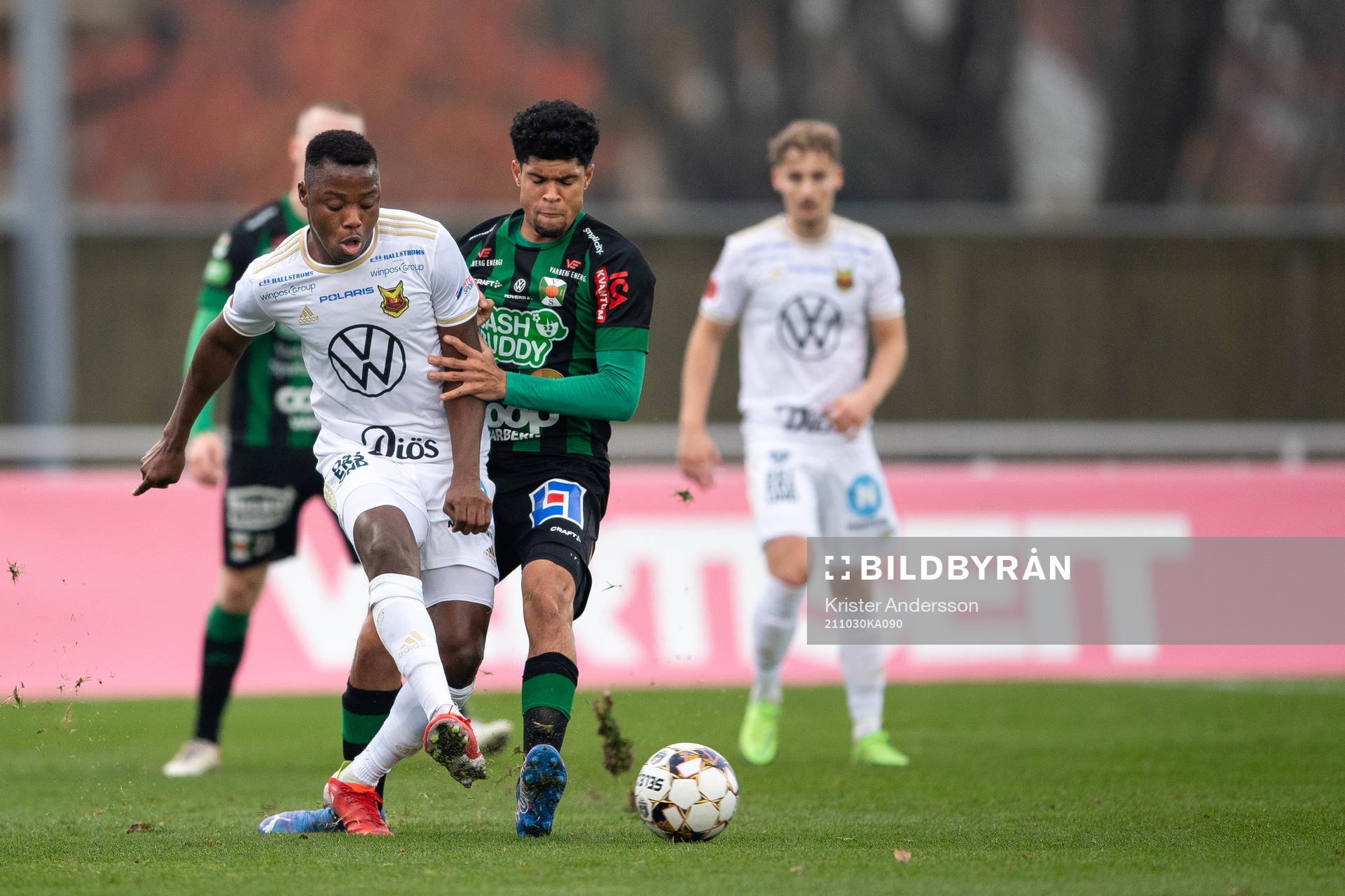 Östersunds Patrick Kpozo och Varbergs Luke le Roux