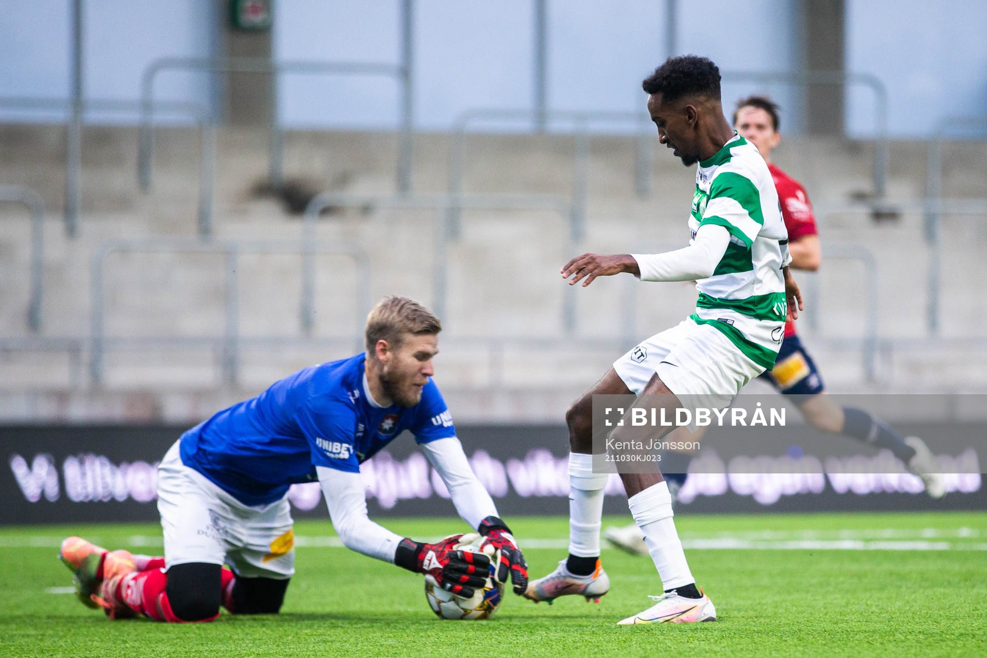 Örgrytes målvakt Fredrik Andersson och Västerås Taha