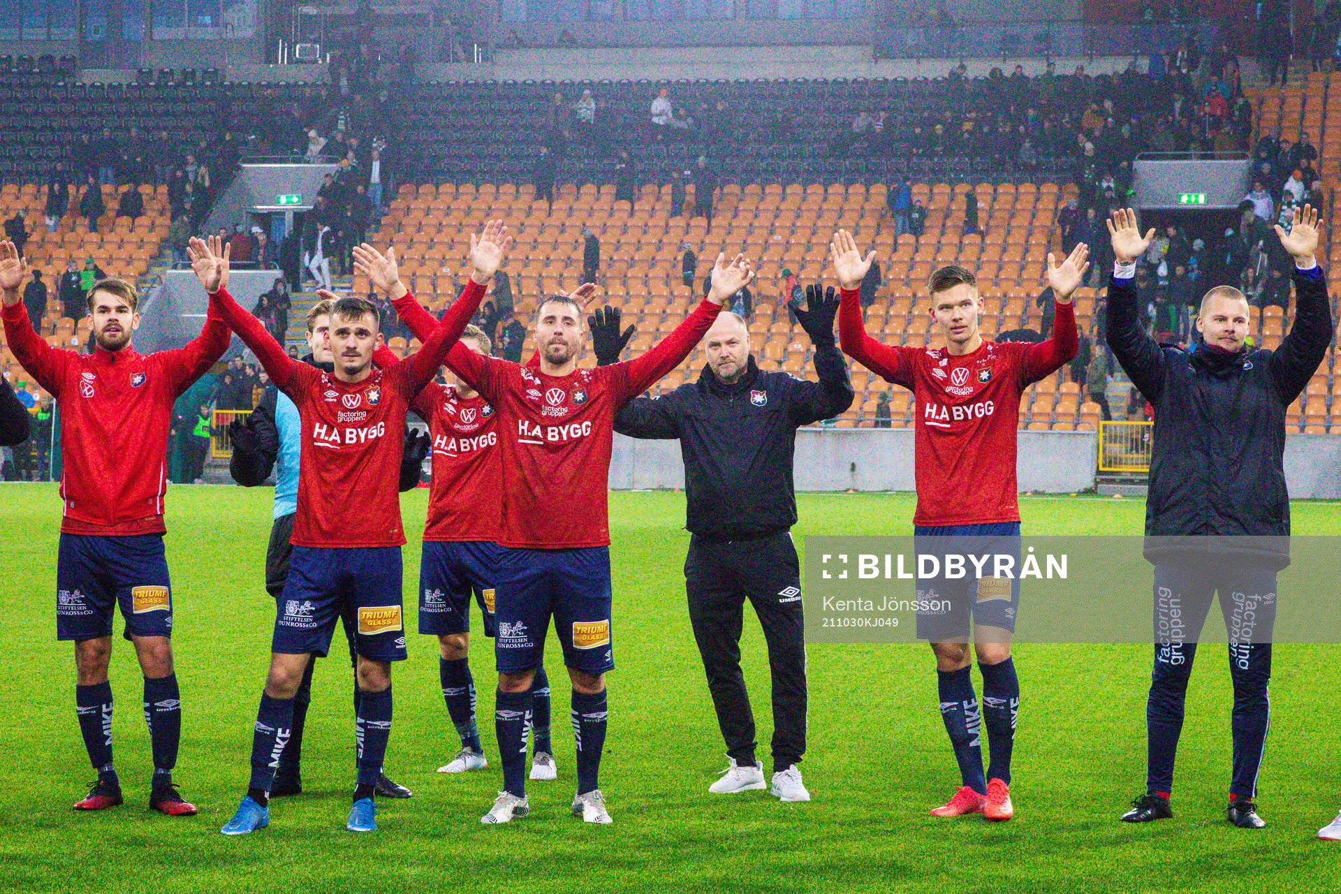 Örgrytes spelare jublar efter fotbollsmatchen i Superettan mellan Västerås SK och Örgryte den 30 oktober 2021 i Västerås. 