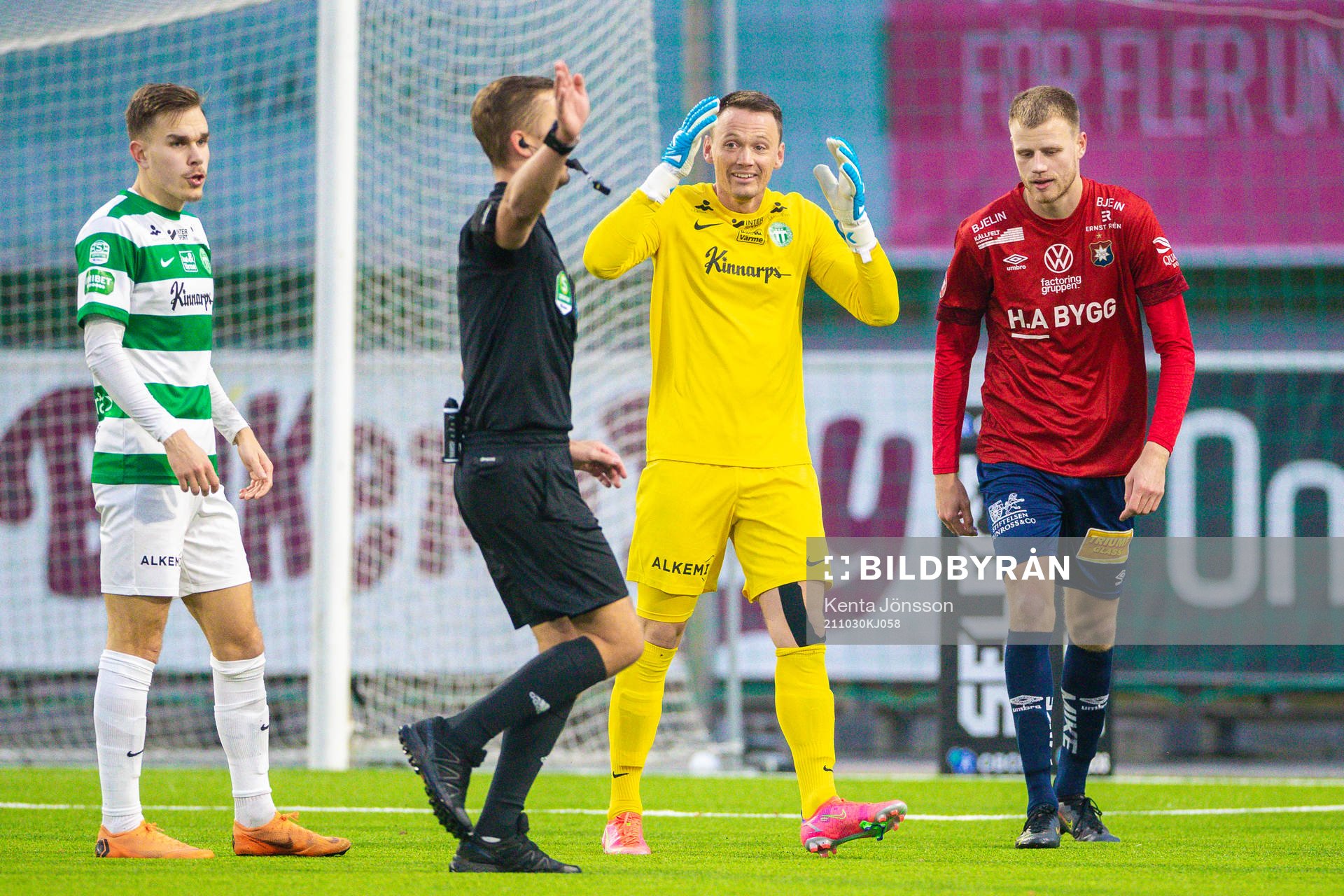 Västerås målvakt Anton Fagerström reagerar
