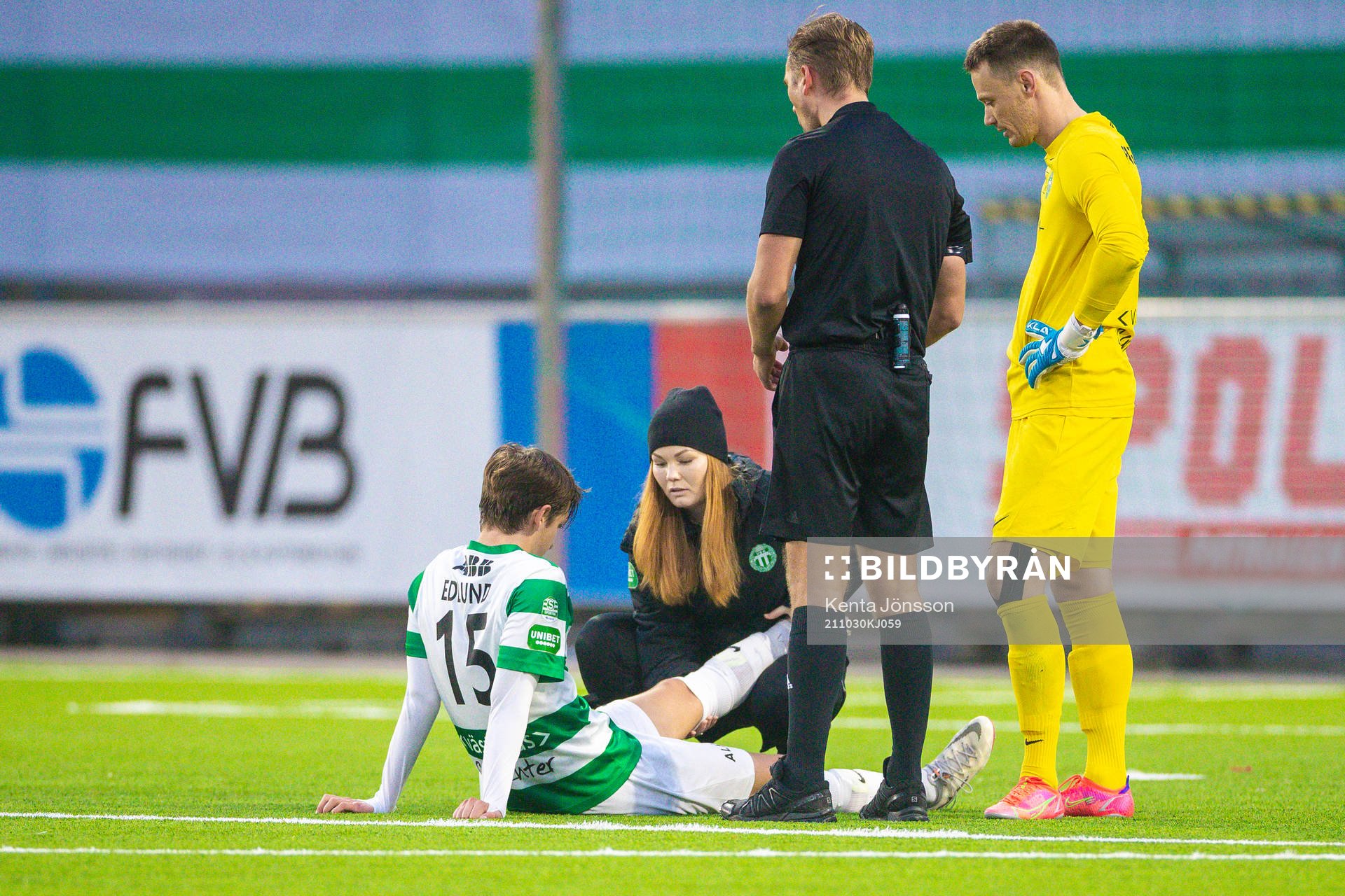 Västerås Olle Edlund har ont under fotbollsmatchen i Superettan mellan Västerås SK och Örgryte den 30 oktober 2021 i Västerås. 