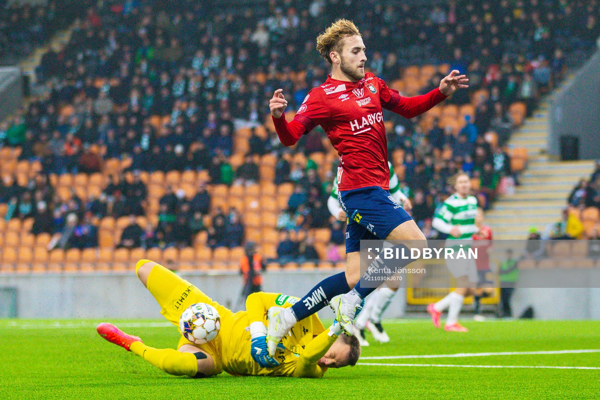 Västerås målvakt Anton Fagerström med en räddning i kamp med Örgrytes Jack Cooper Love under fotbollsmatchen i Superettan mellan Västerås SK och Örgryte den 30 oktober 2021 i Västerås.