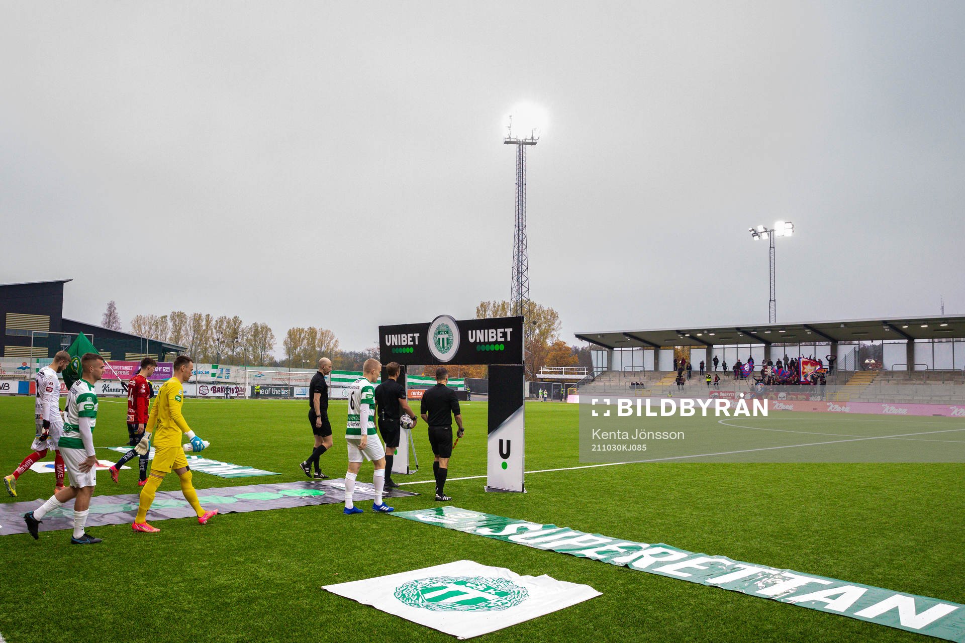 Västerås och Örgrytes spelare gör entré på Iver Arena