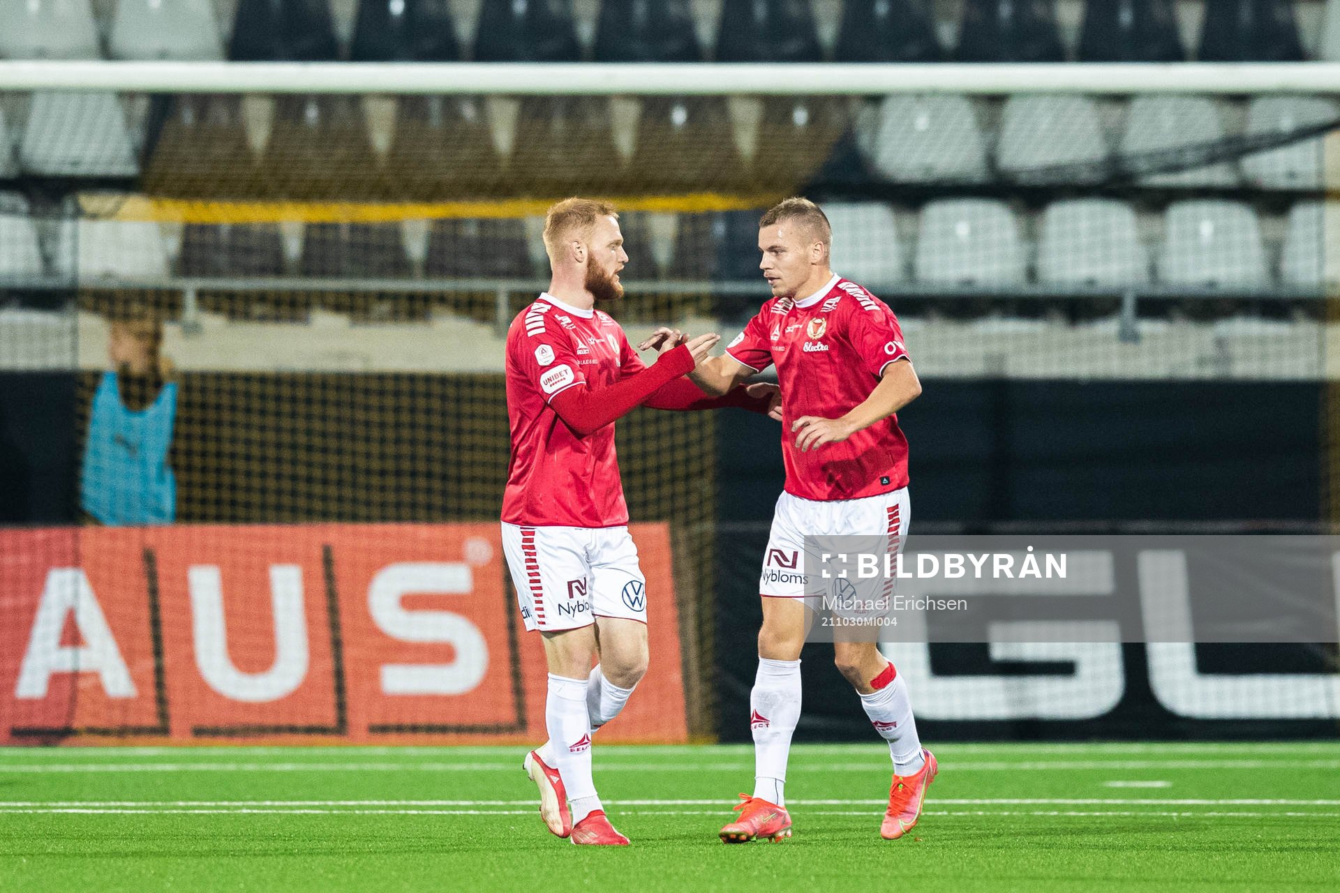 Kalmars Nils Fröling och Sebastian Ring jublar efter 0-2 under fotbollsmatchen i Allsvenskan mellan Häcken och Kalmar den 30 oktober 2021 i Göteborg.