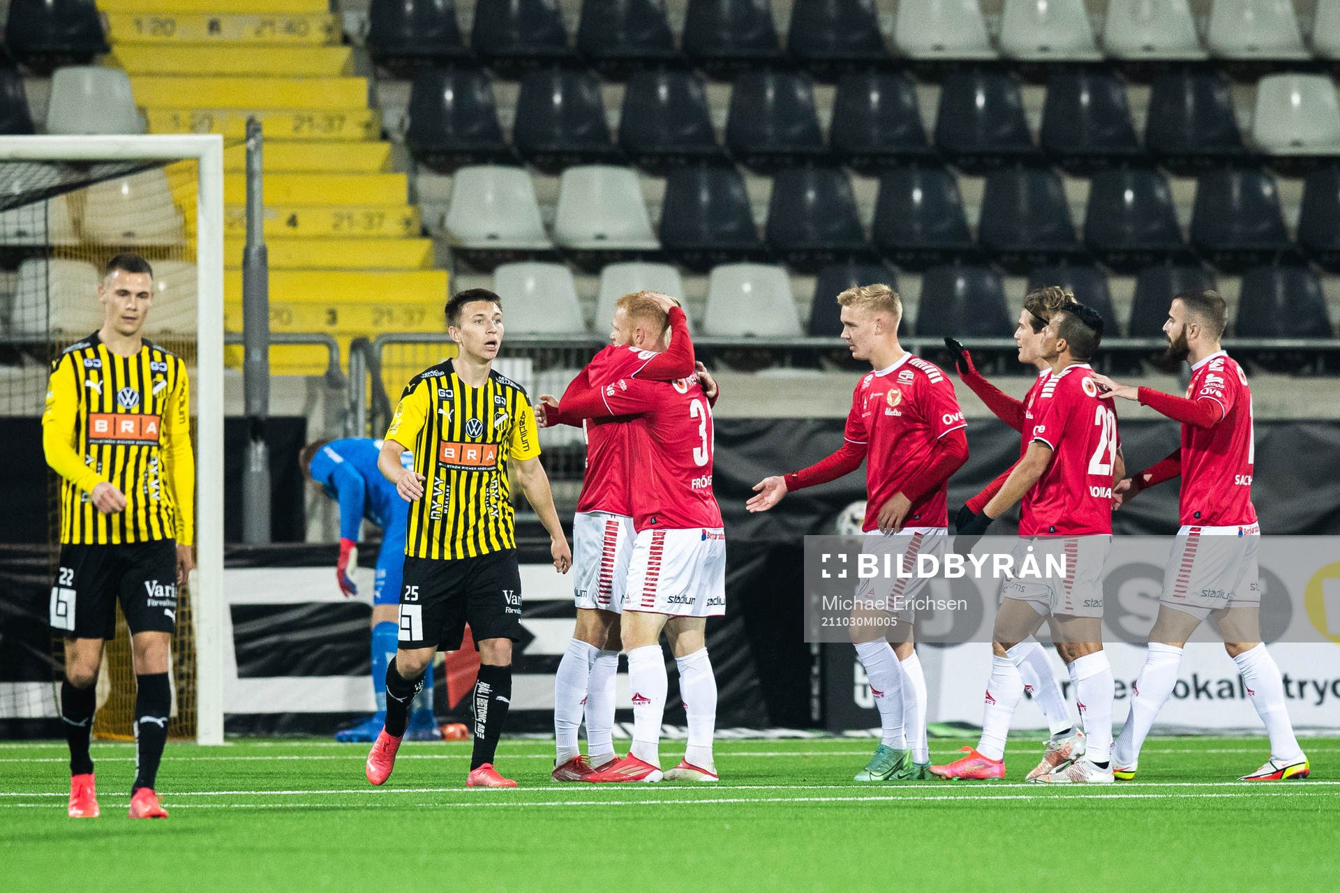 Kalmars Nils Fröling jublar efter 0-2 under fotbollsmatchen i Allsvenskan mellan Häcken och Kalmar den 30 oktober 2021 i Göteborg. 