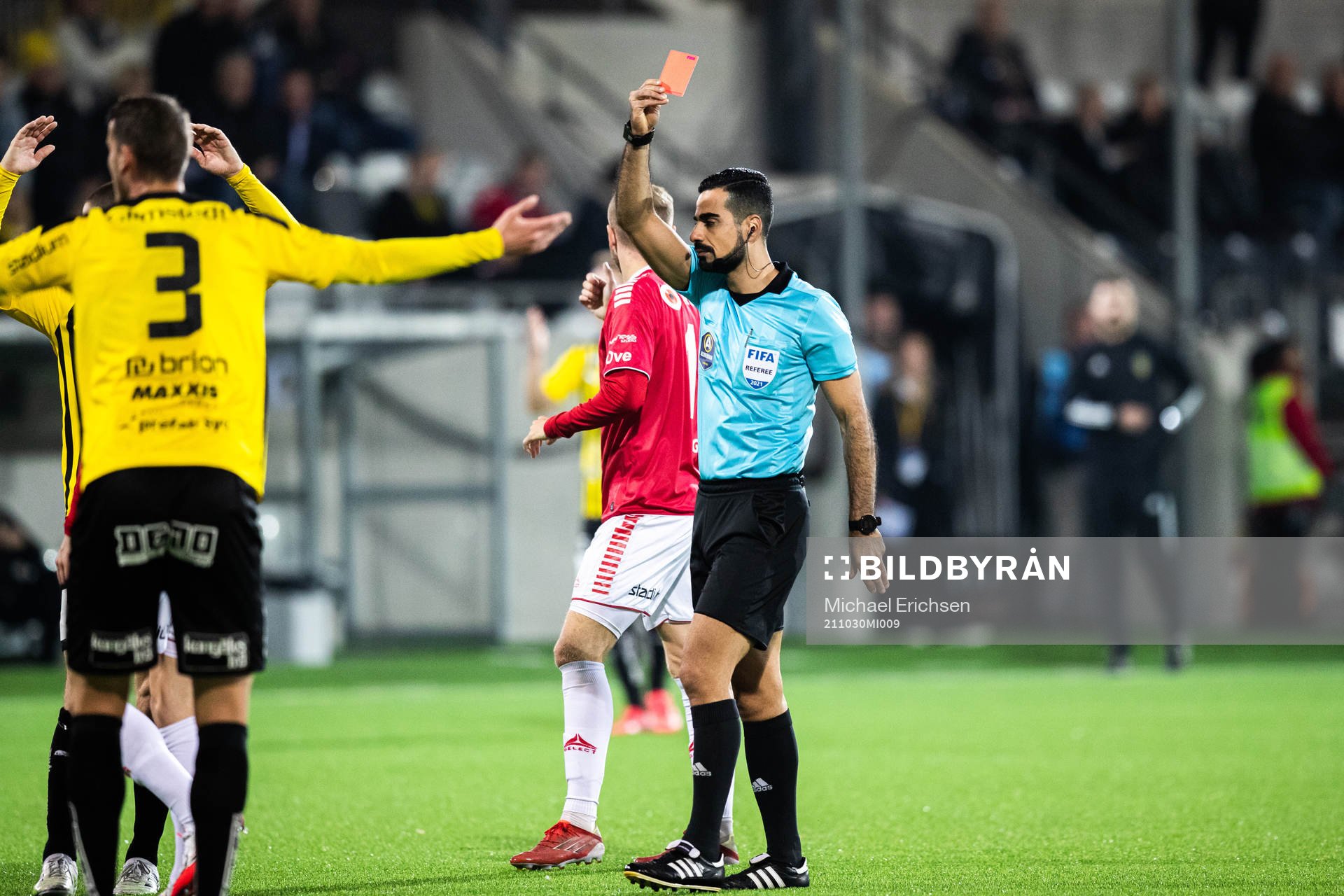 Häckens Johan Hammar tilldelas ett rött kort av domare Mohammed Al-Hakim under fotbollsmatchen i Allsvenskan mellan Häcken och Kalmar den 30 oktober 2021 i Göteborg.