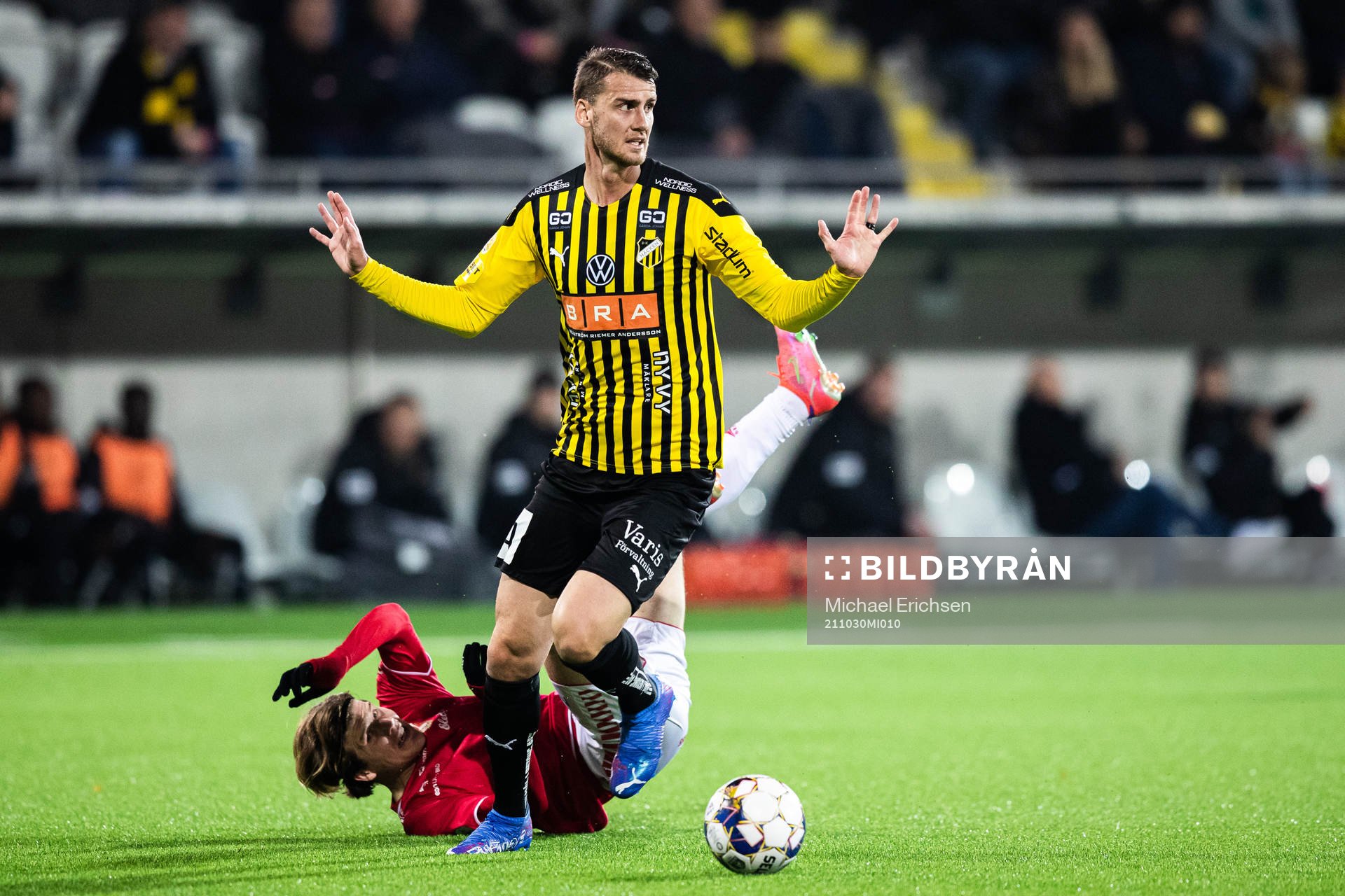 Häckens Johan Hammar tilldelas efter denna situation med Kalmars Oliver Berg en utvisning under fotbollsmatchen i Allsvenskan mellan Häcken och Kalmar den 30 oktober 2021 i Göteborg.
