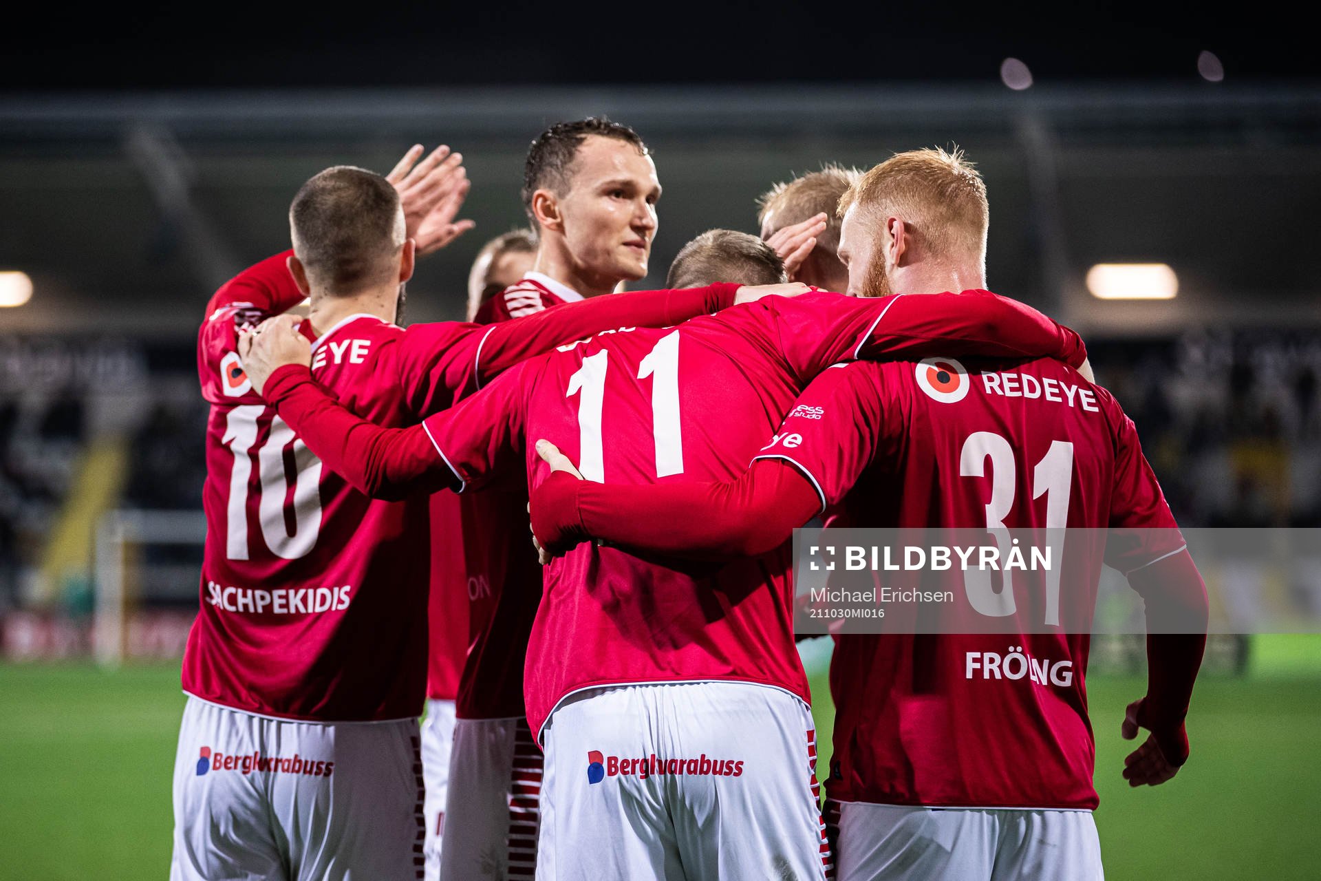 Kalmars Jonathan Ring jublar med lagkamrater efter 0-3 under fotbollsmatchen i Allsvenskan mellan Häcken och Kalmar den 30 oktober 2021 i Göteborg.