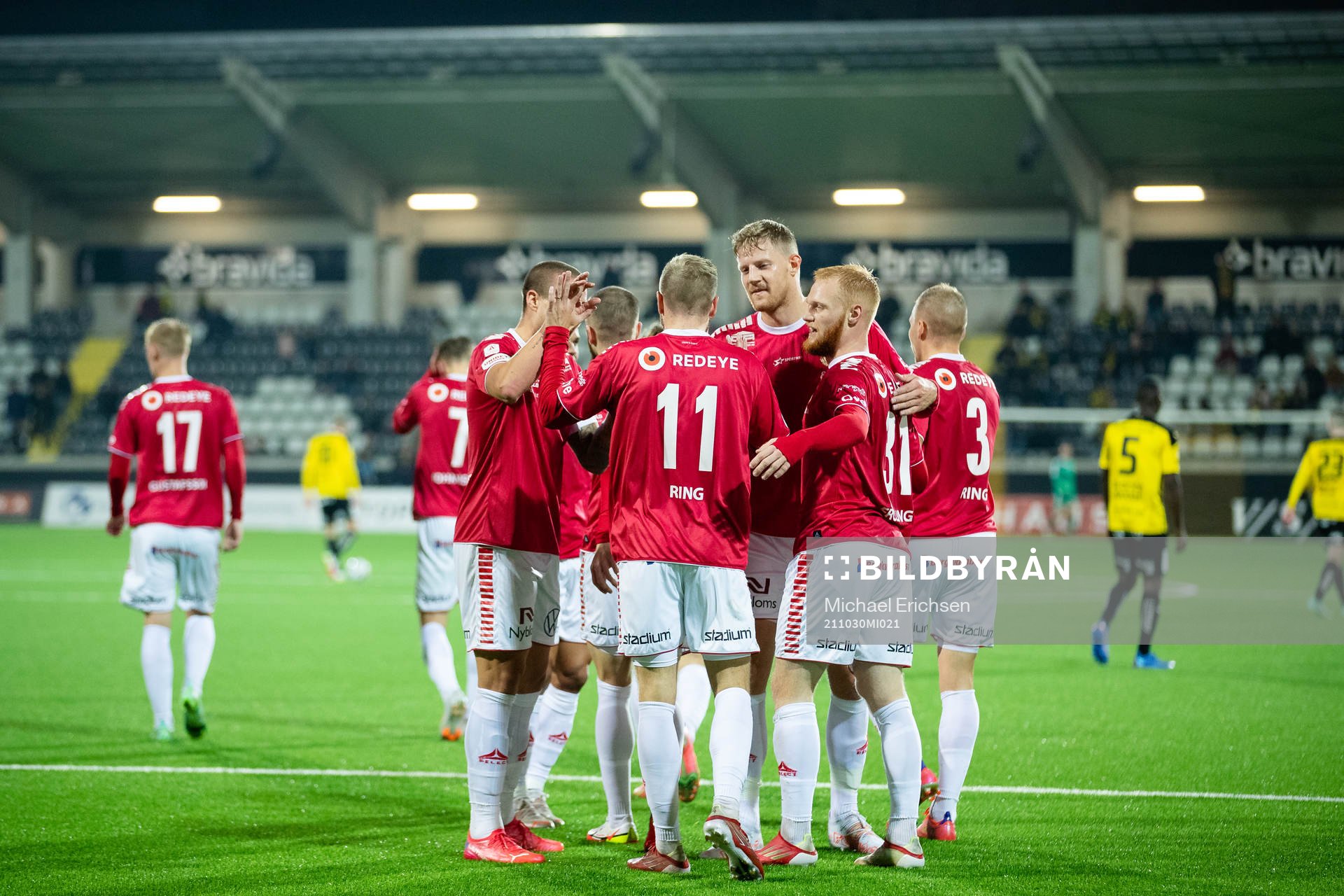 Kalmars Jonathan Ring jublar med lagkamrater efter sitt 0-3 mål under fotbollsmatchen i Allsvenskan mellan Häcken och Kalmar den 30 oktober 2021 i Göteborg.