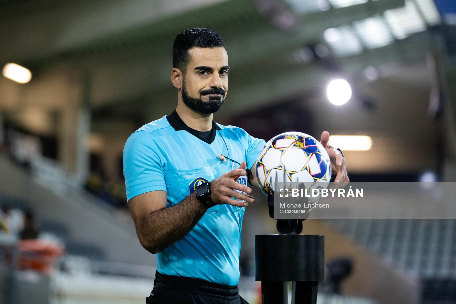 Domare Mohammed Al-Hakim innan fotbollsmatchen i
