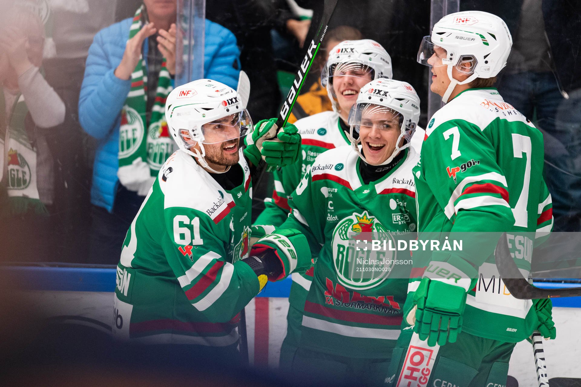 Rögles Ludvig Larsson (v) jublar med lagkamrater