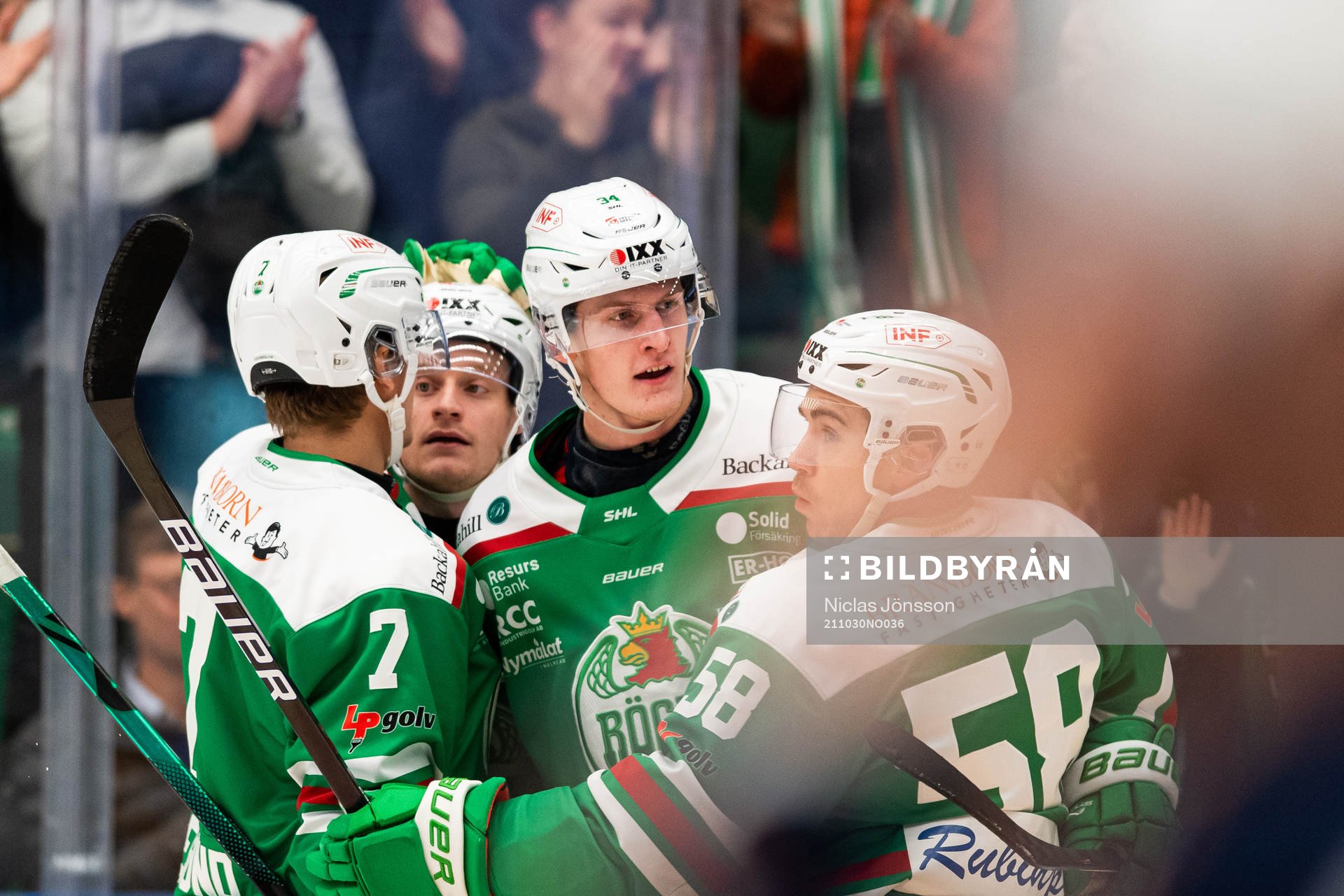 Rögles Adam Edström jublar med lagkamrater