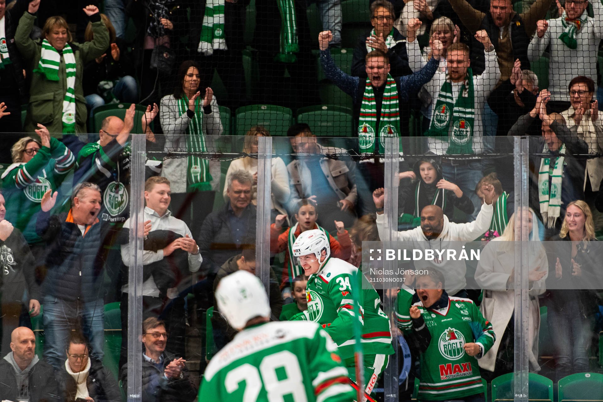 Rögles Adam Edström jublar