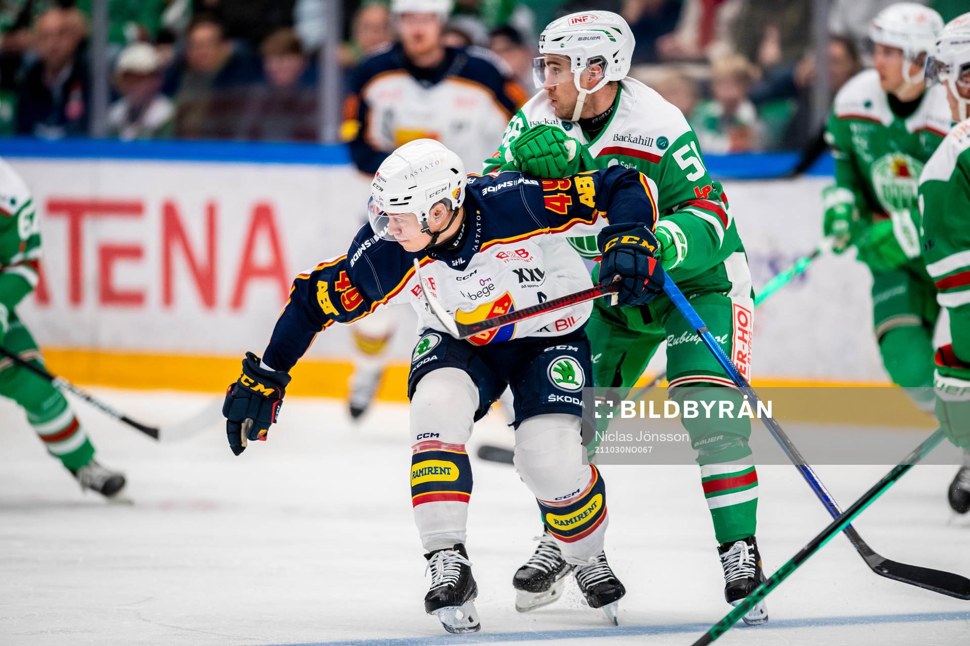 Djurgårdens Rhett Rakhshani och Rögles Ryan McKiernan
