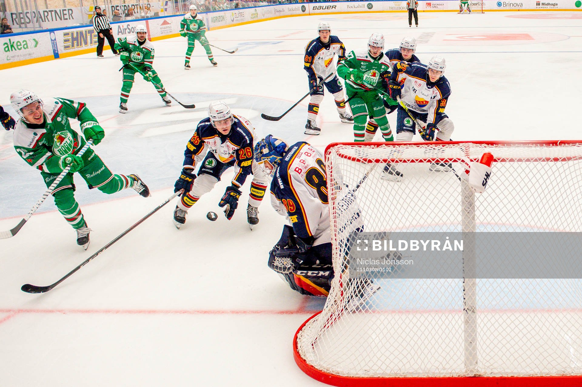 Djurgårdens målvakt Niklas Svedberg räddar Rögles Tyler