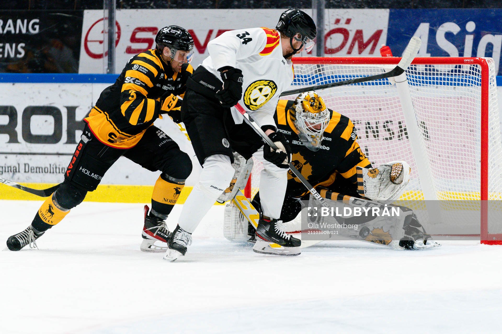 Brynäs Oscar Eklind och Skellefteås målvakt Gustaf