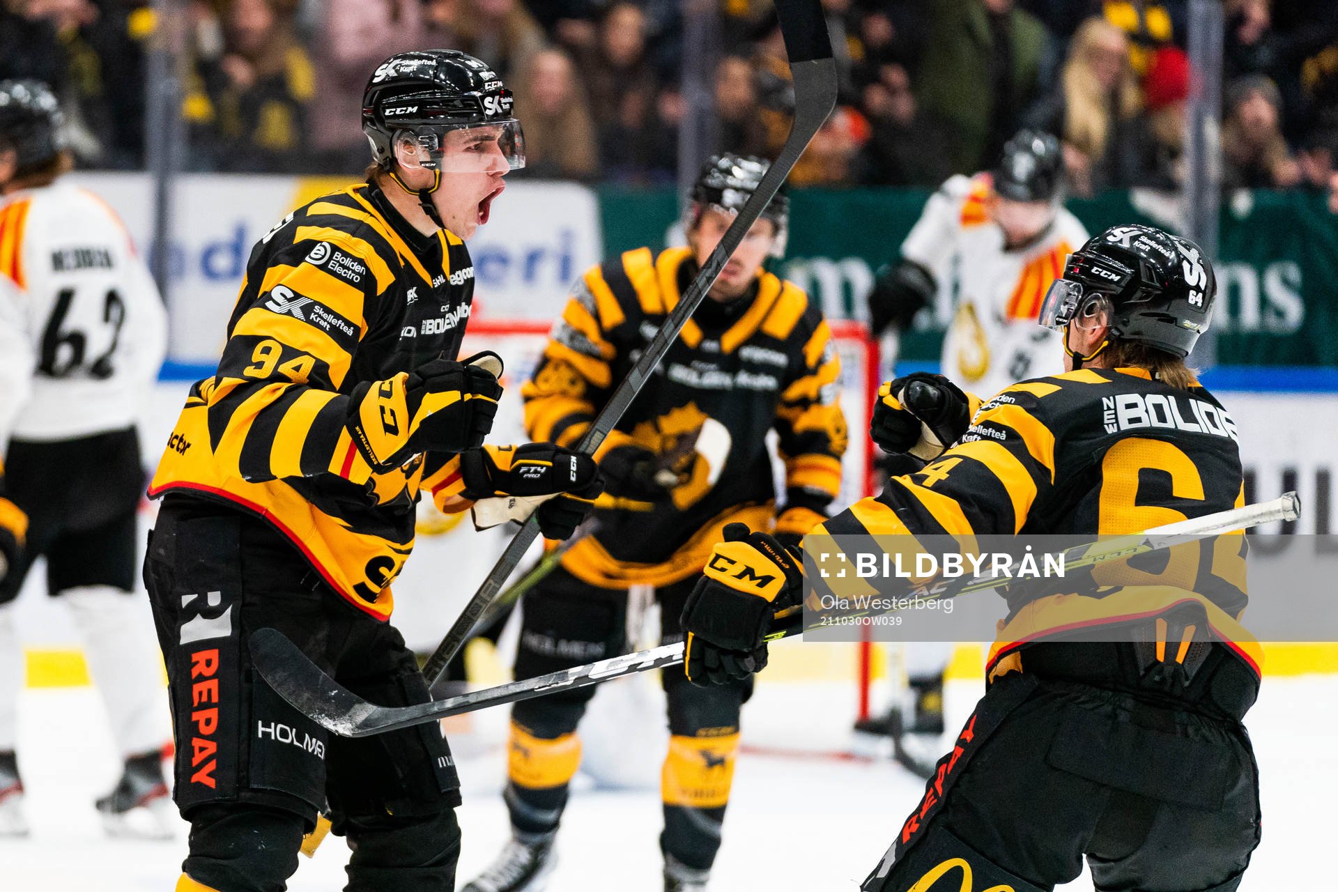 Skellefteås Linus Karlsson (h) jublar