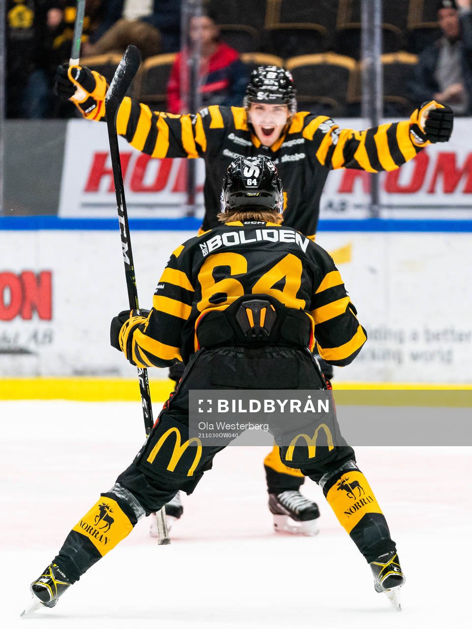 Skellefteås Jonathan Pudas och Jonathan Johnson jublar