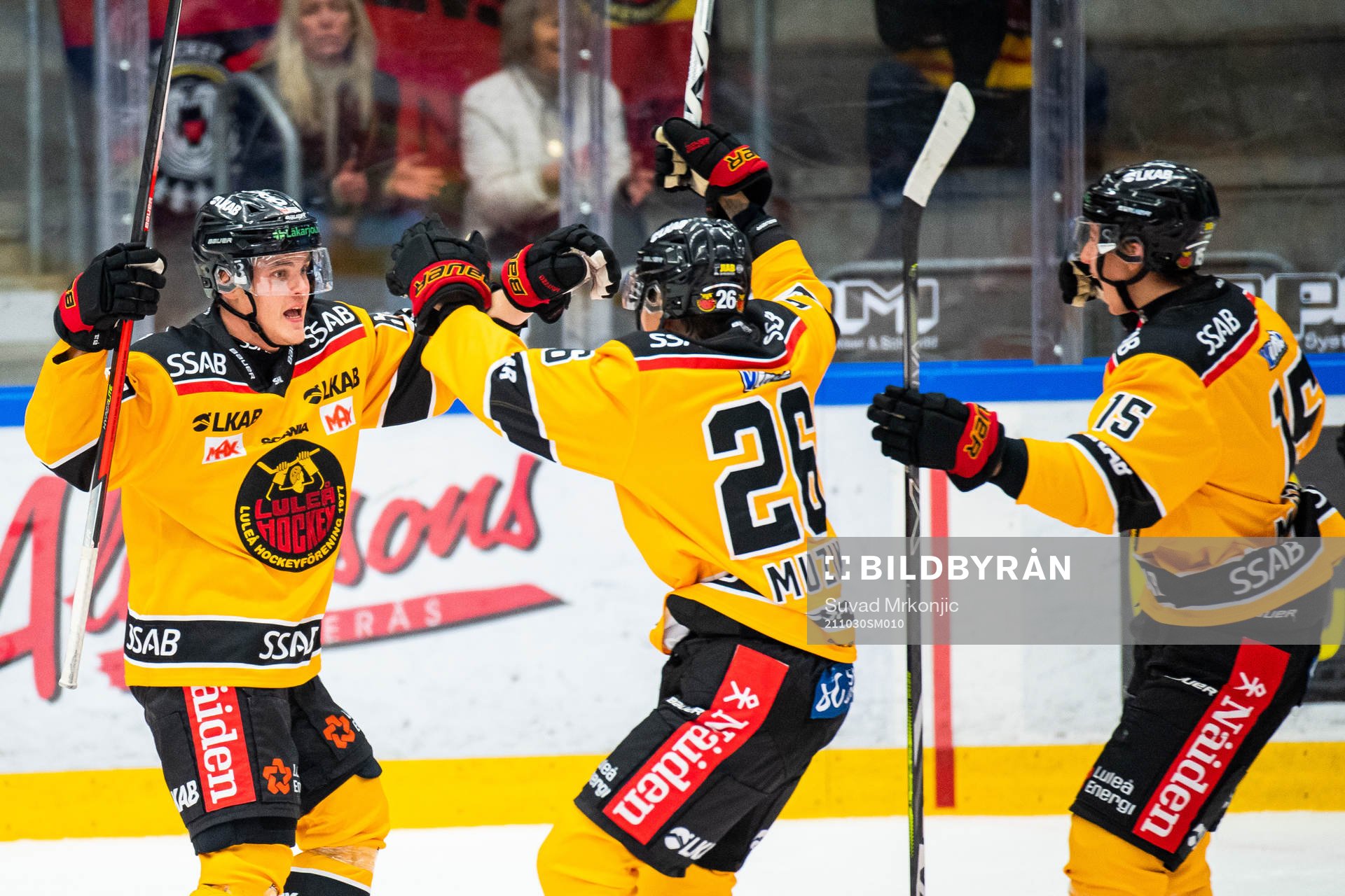 Luleås Julius Honka (v) jublar med Radek Muzik och Carl