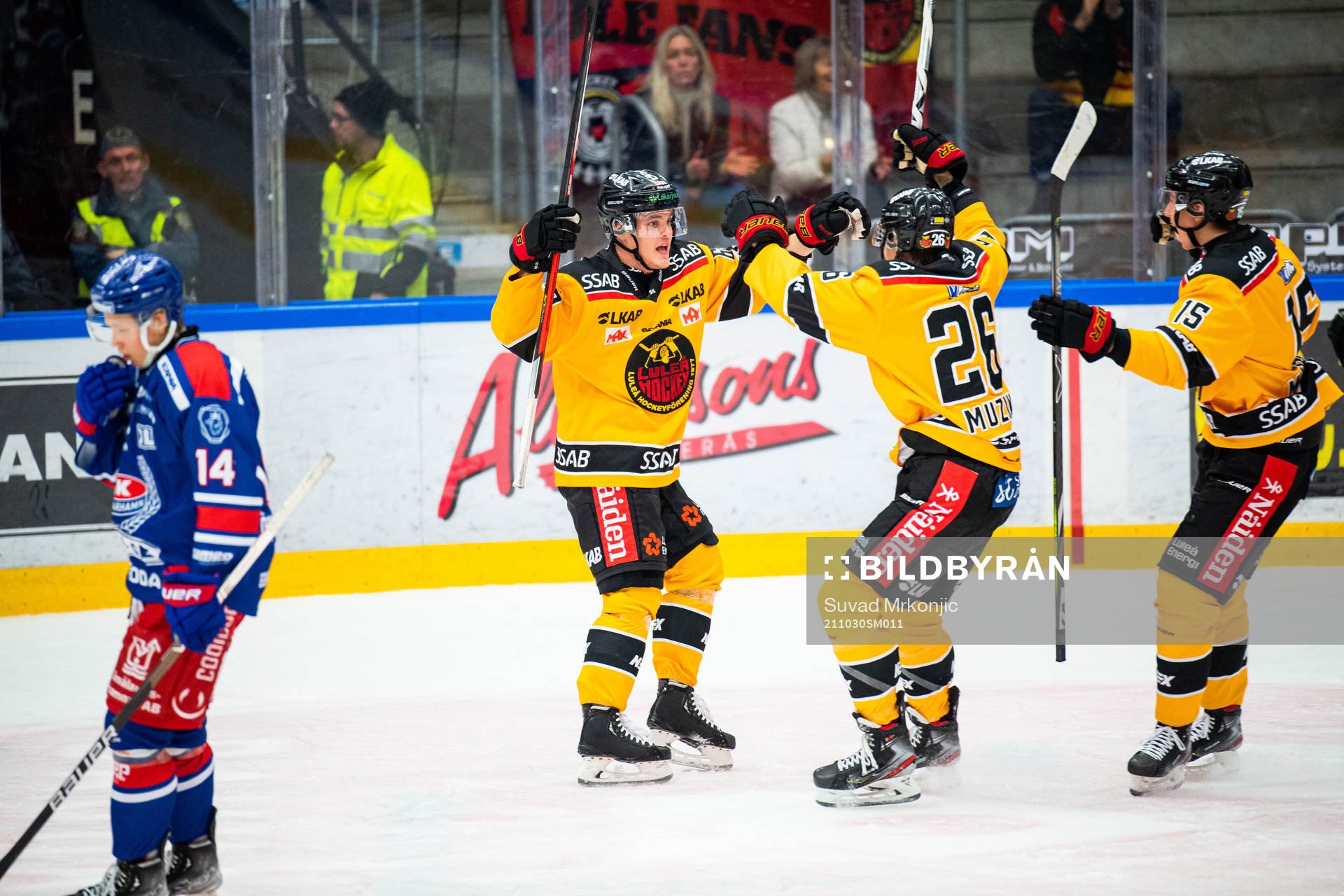 Luleås Julius Honka (v) jublar med Radek Muzik och Carl