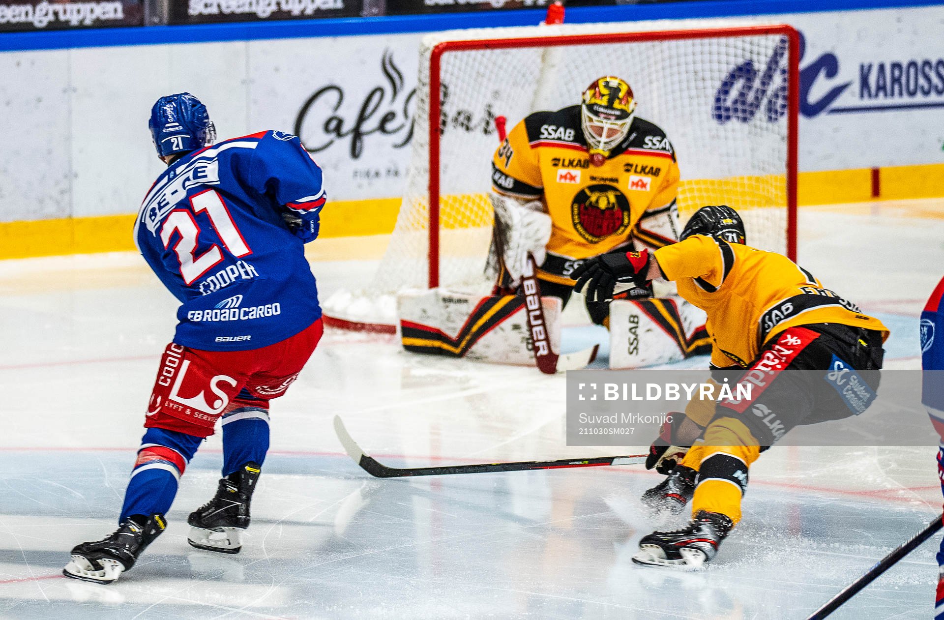 Oskarshamns Brian Cooper och Luleås målvakt Joel