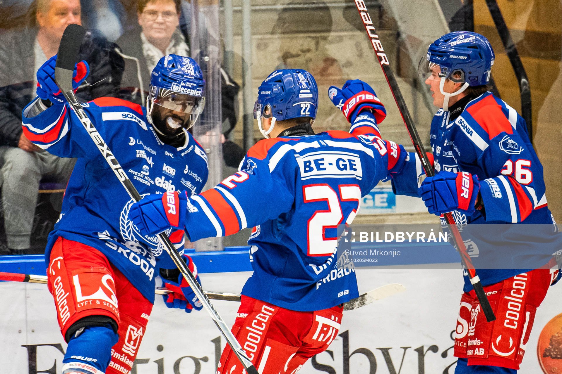 Oskarshamns Daniel Muzito-Bagenda jublar med lagkamrater