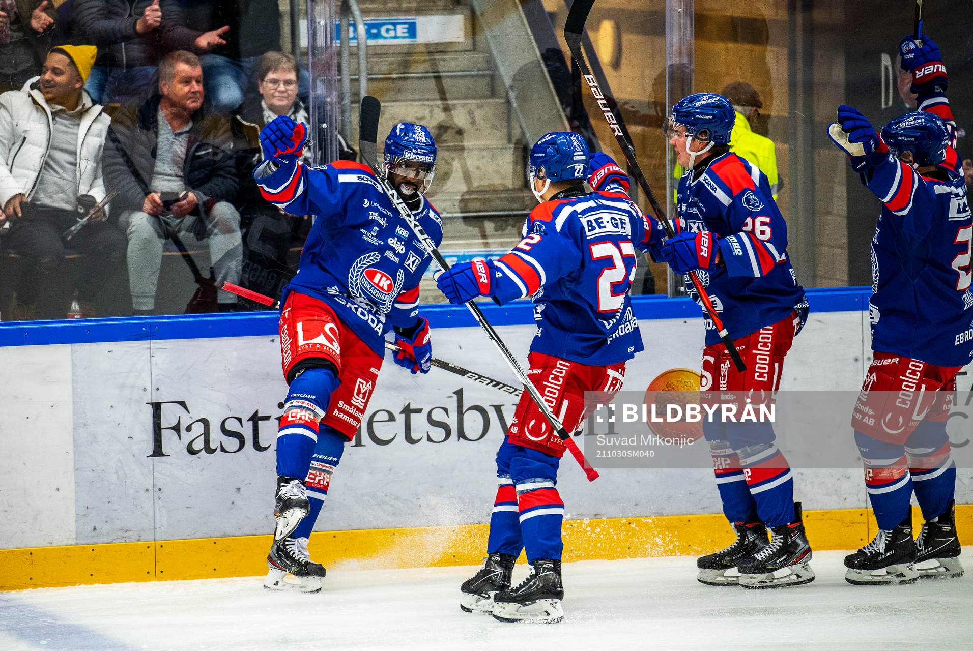 Oskarshamns Daniel Muzito-Bagenda jublar med lagkamrater