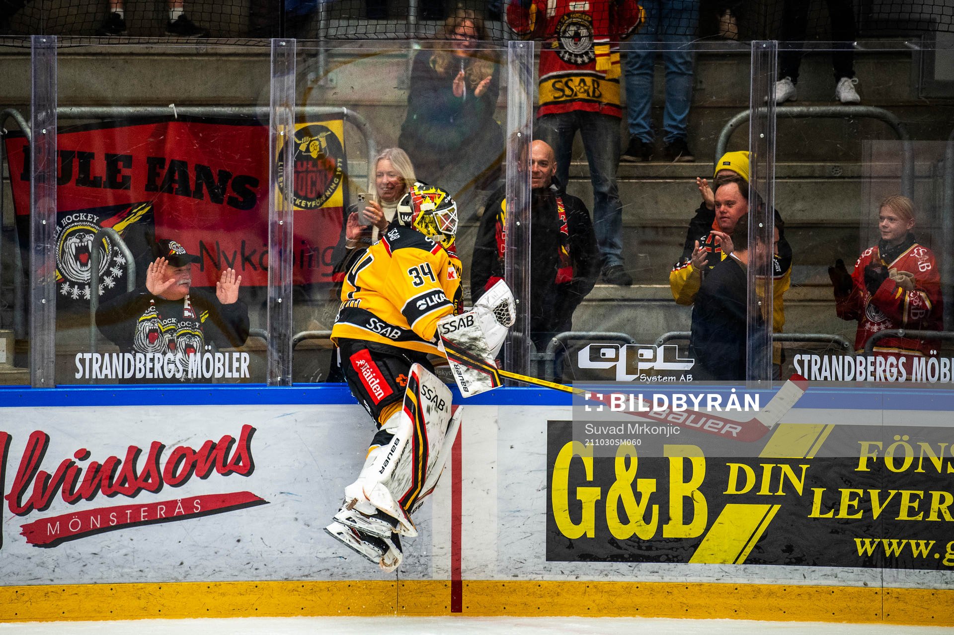 Luleås målvakt Joel Lassinantti jublar med fansen