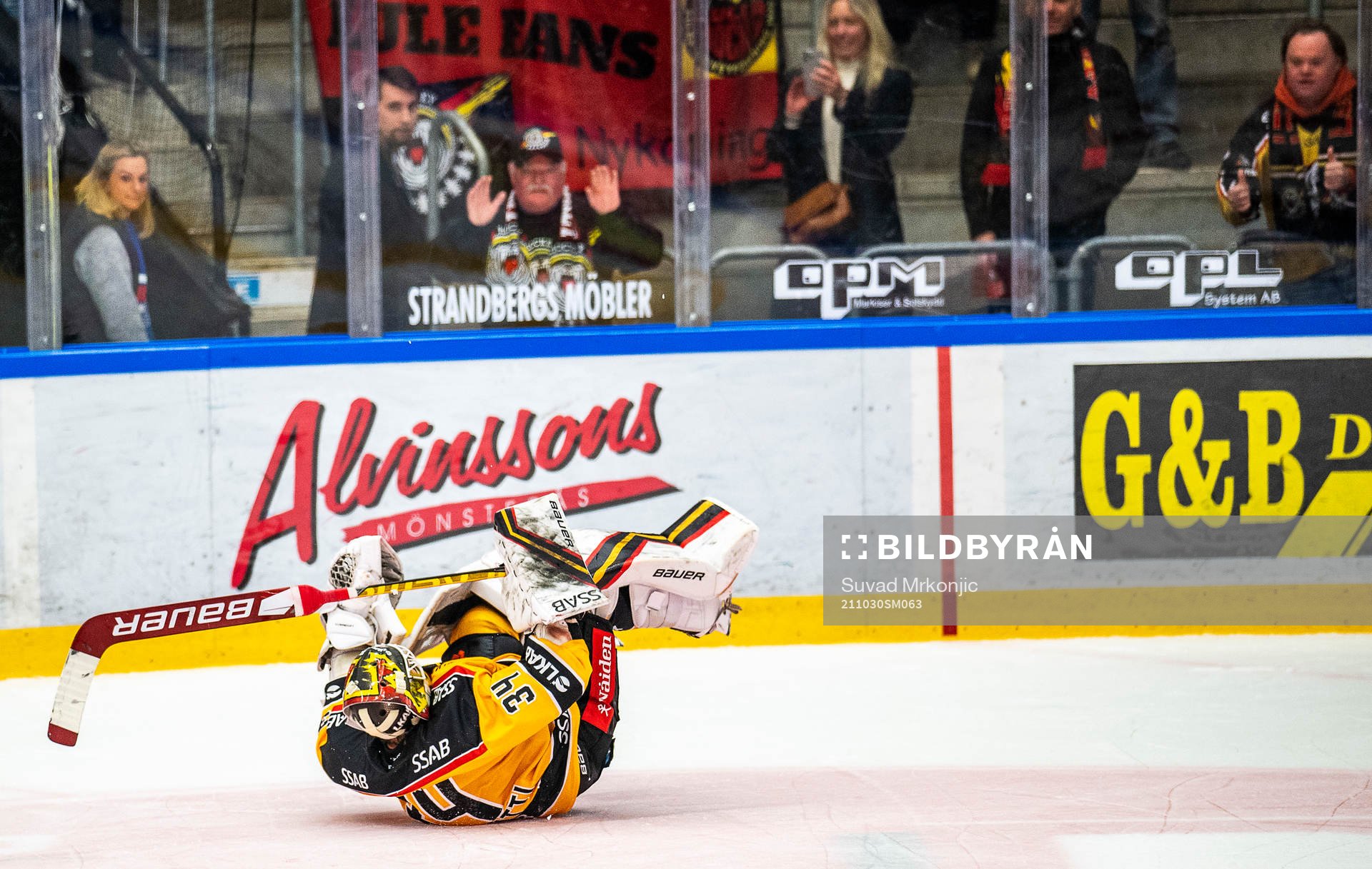 Luleås målvakt Joel Lassinantti jublar med fansen